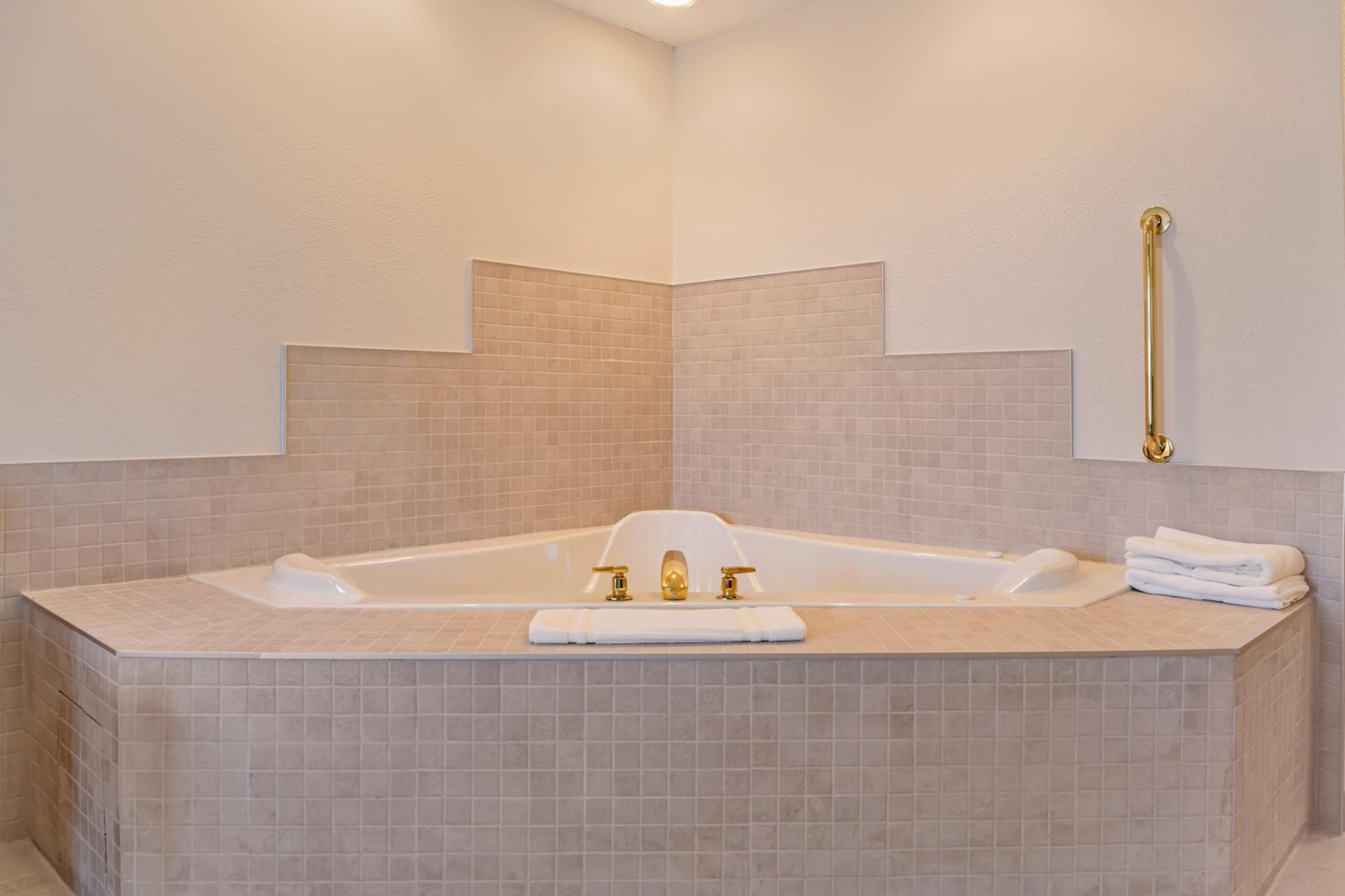 King Suite with Spa Bath - Photo 5