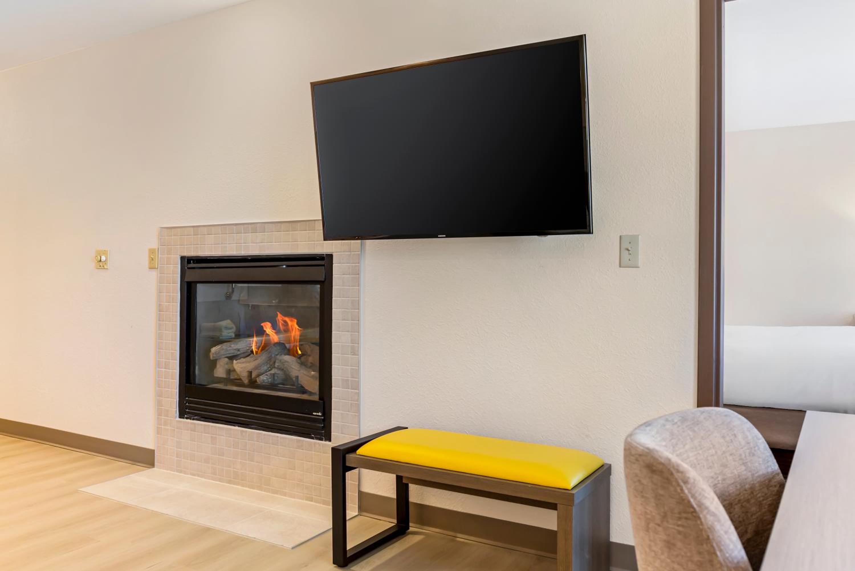 King Suite with Spa Bath - Photo 6