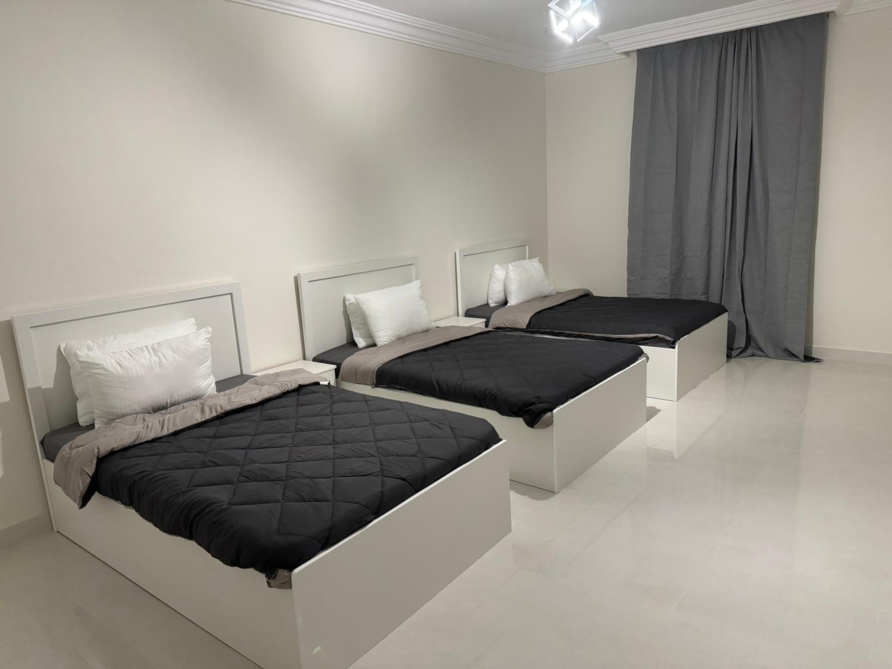 Five-Bedroom House photo 1