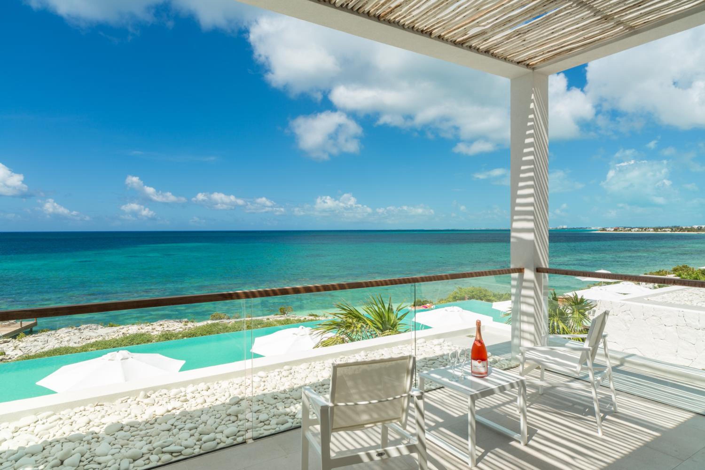 Studio with Pool View - Photo 6