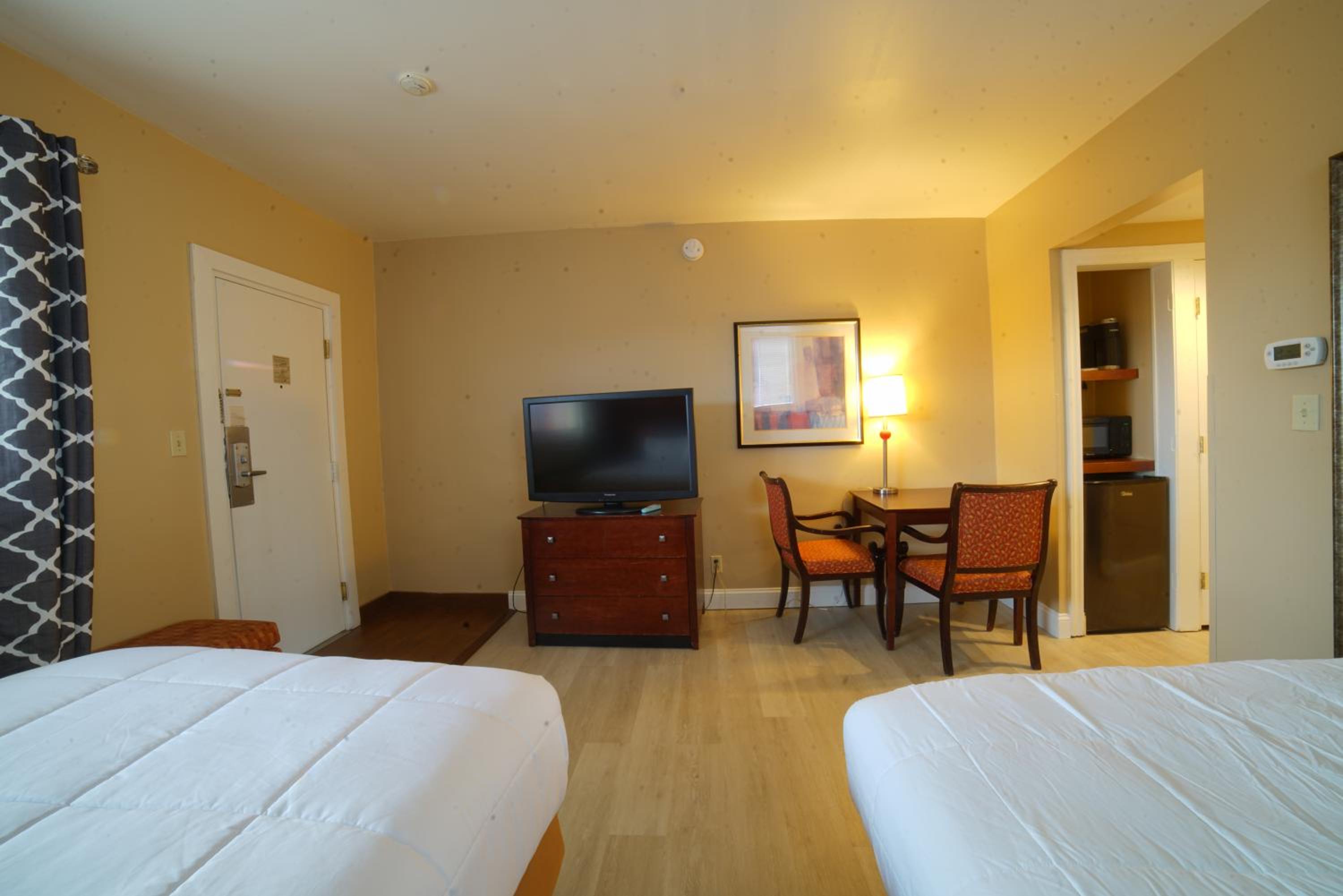 Standard Double Room with Two Double Beds - Photo 9
