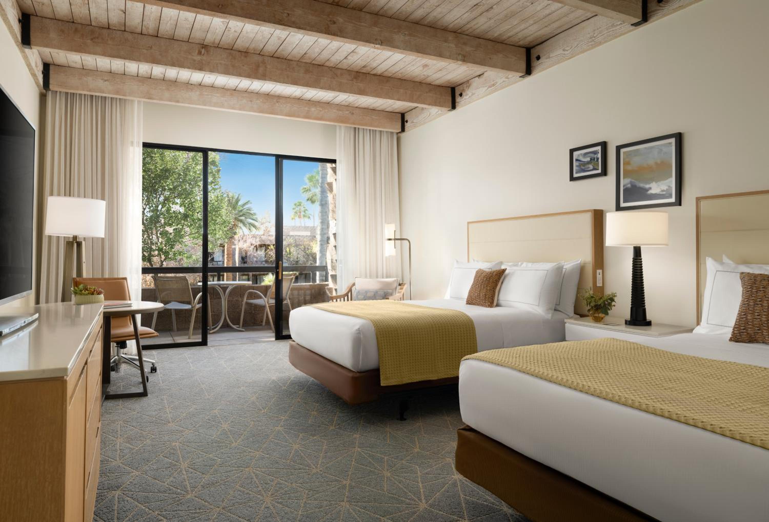 Queen Room with Patio or Balcony and Courtyard View