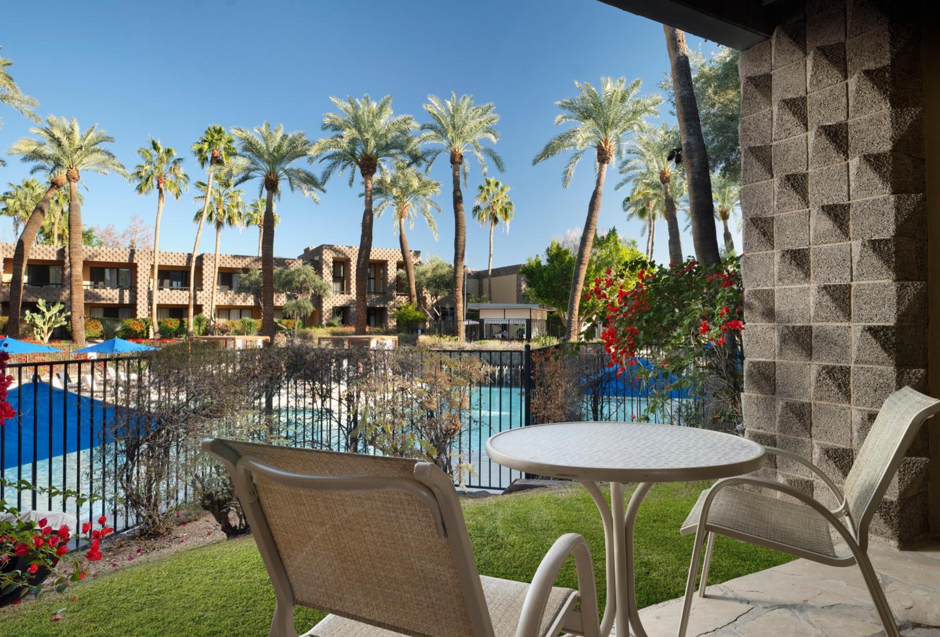 King Room with Walkout Patio - Poolside - Photo 2