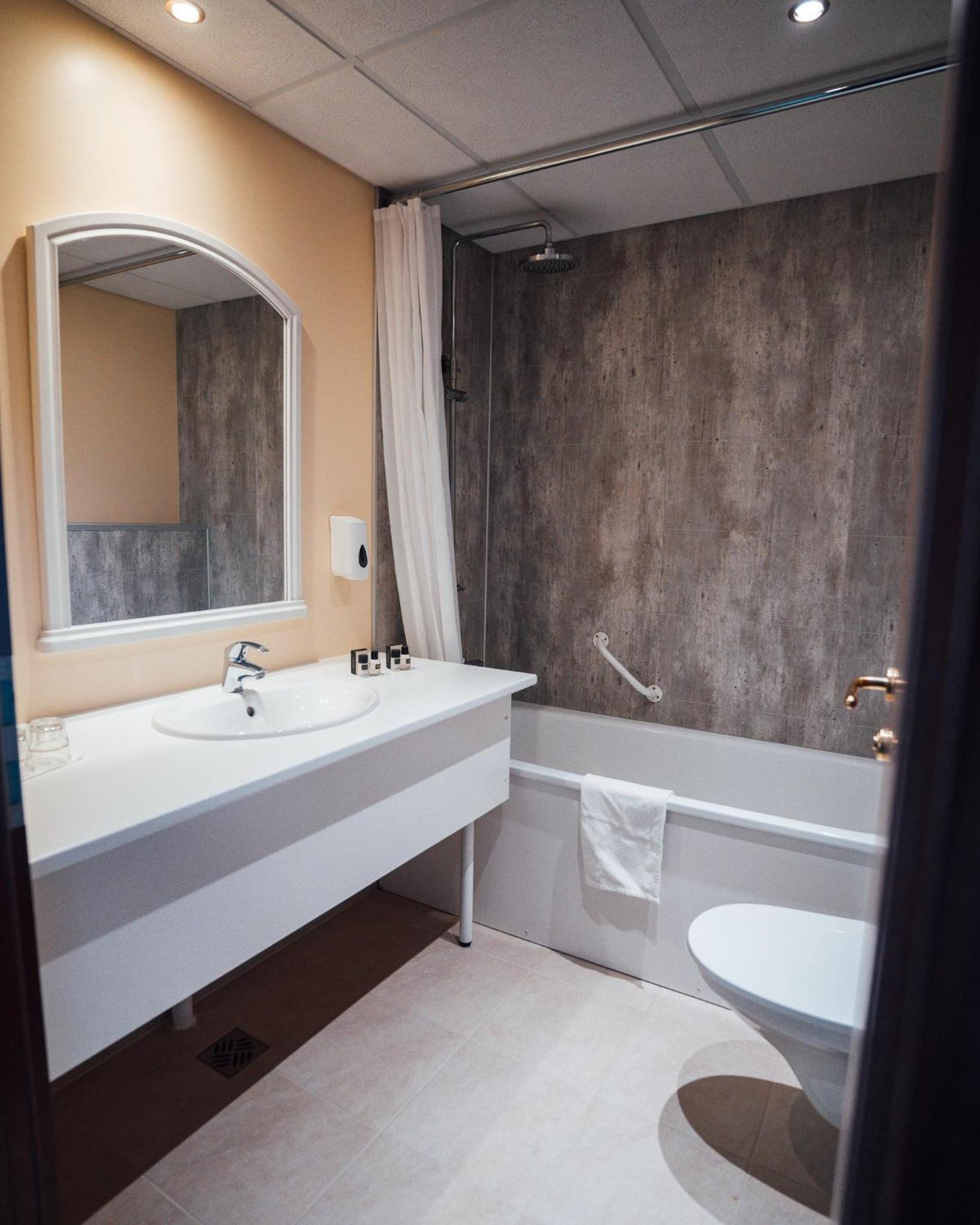 Twin Room - Photo 3