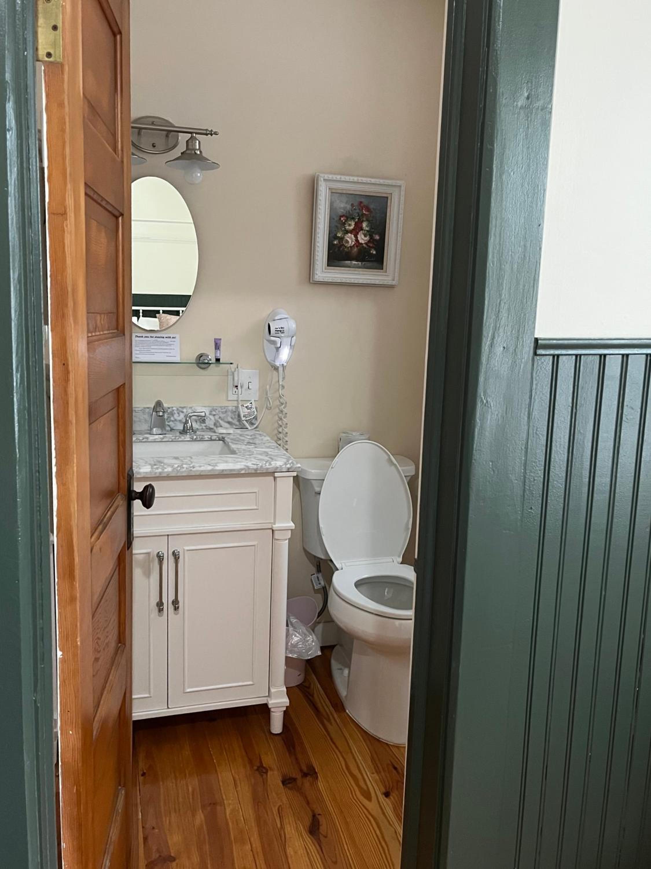 Standard King Room - Photo 11