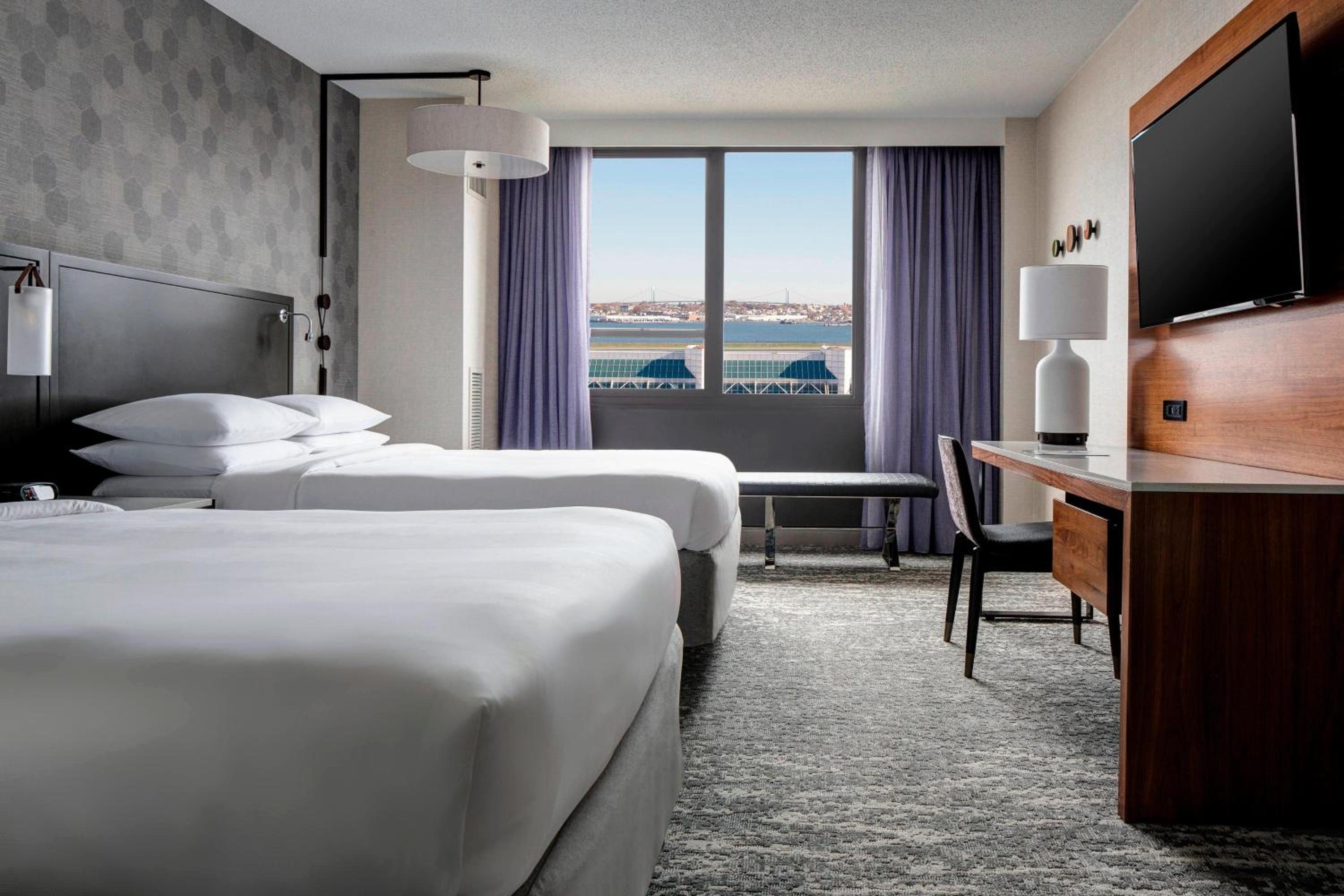 Double Room with Two Double Beds - Airport View - Photo 1