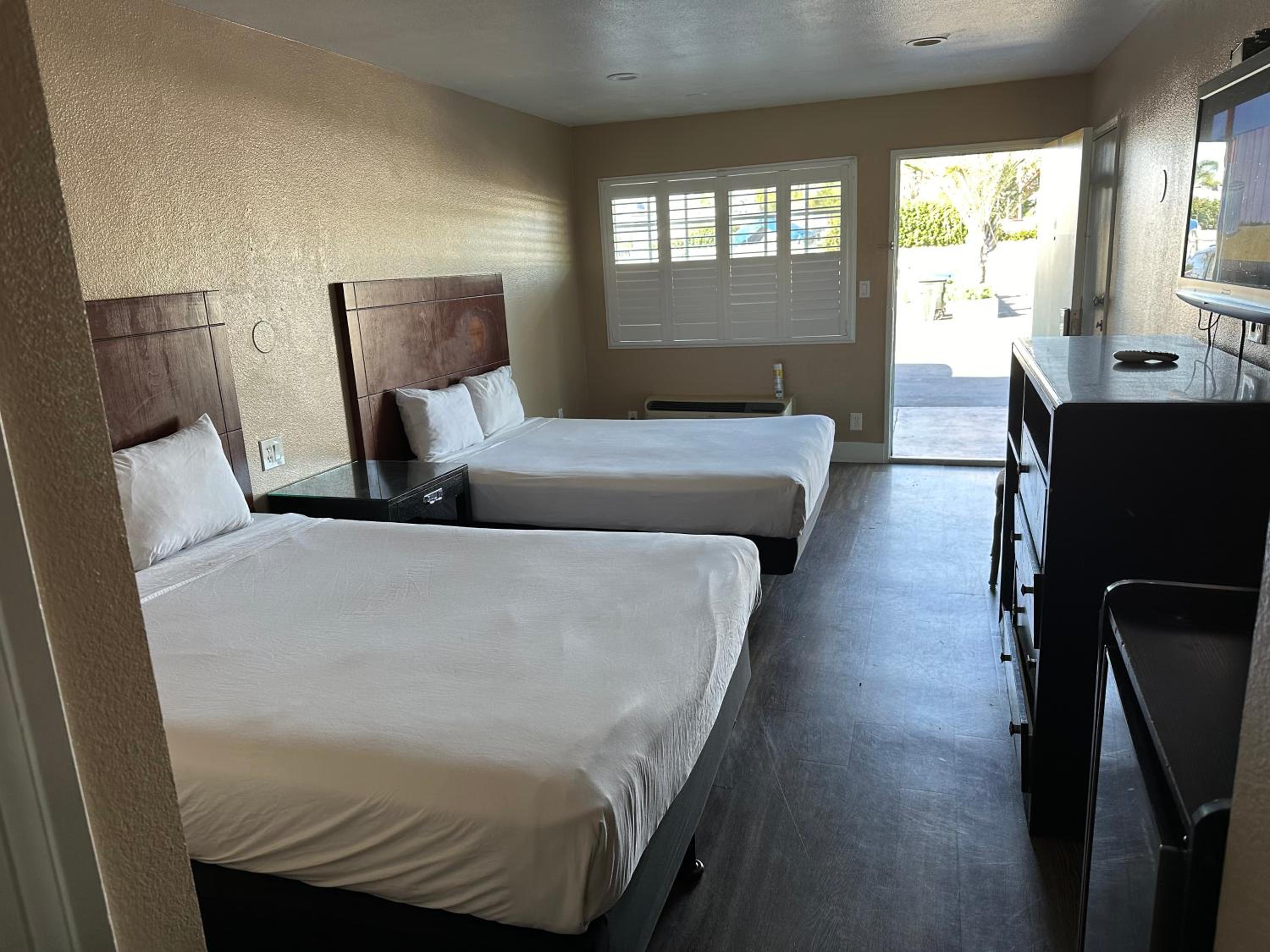 Queen Room with Two Queen Beds - Non-Smoking - Photo 1