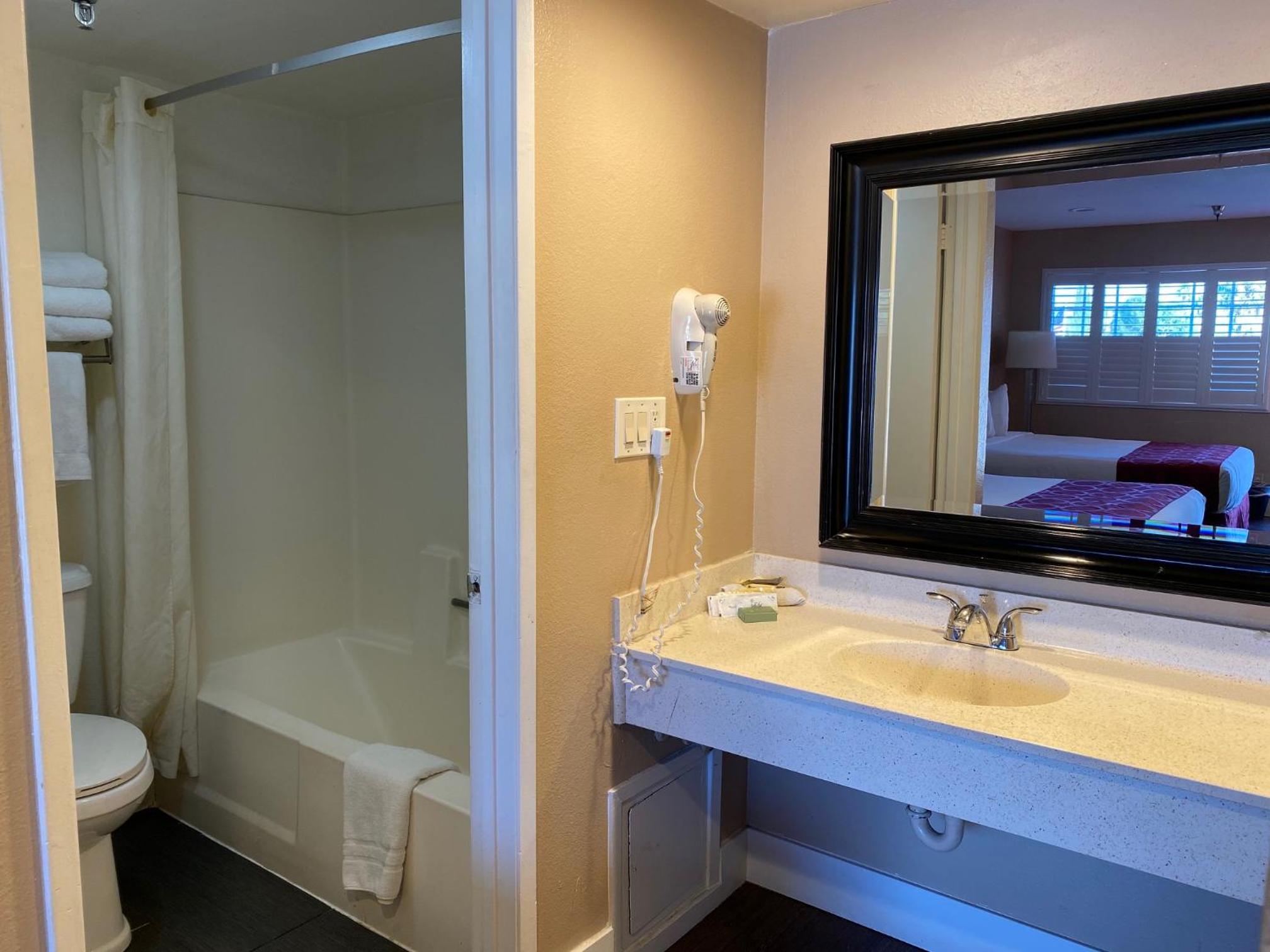 Queen Room with Two Queen Beds - Non-Smoking - Photo 2