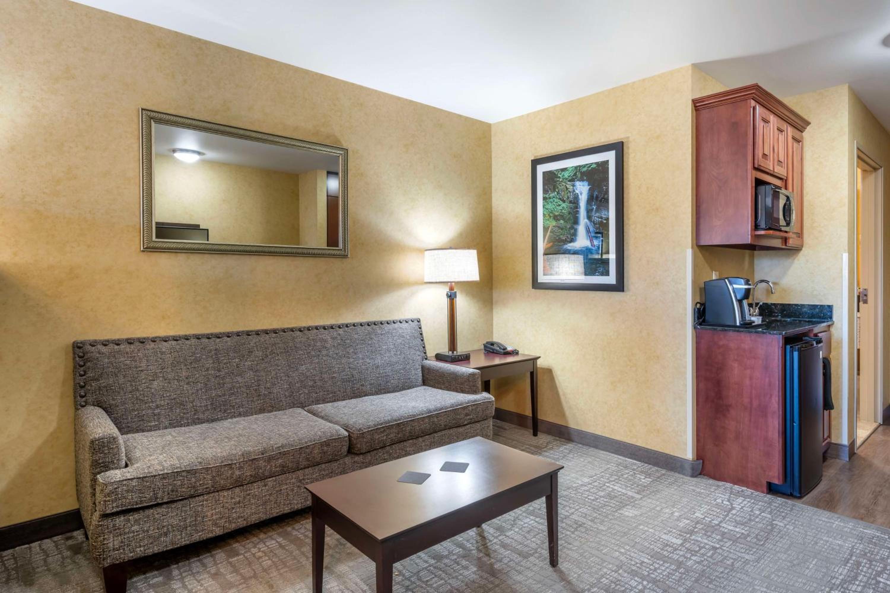 King Suite - Non-Smoking - Photo 7