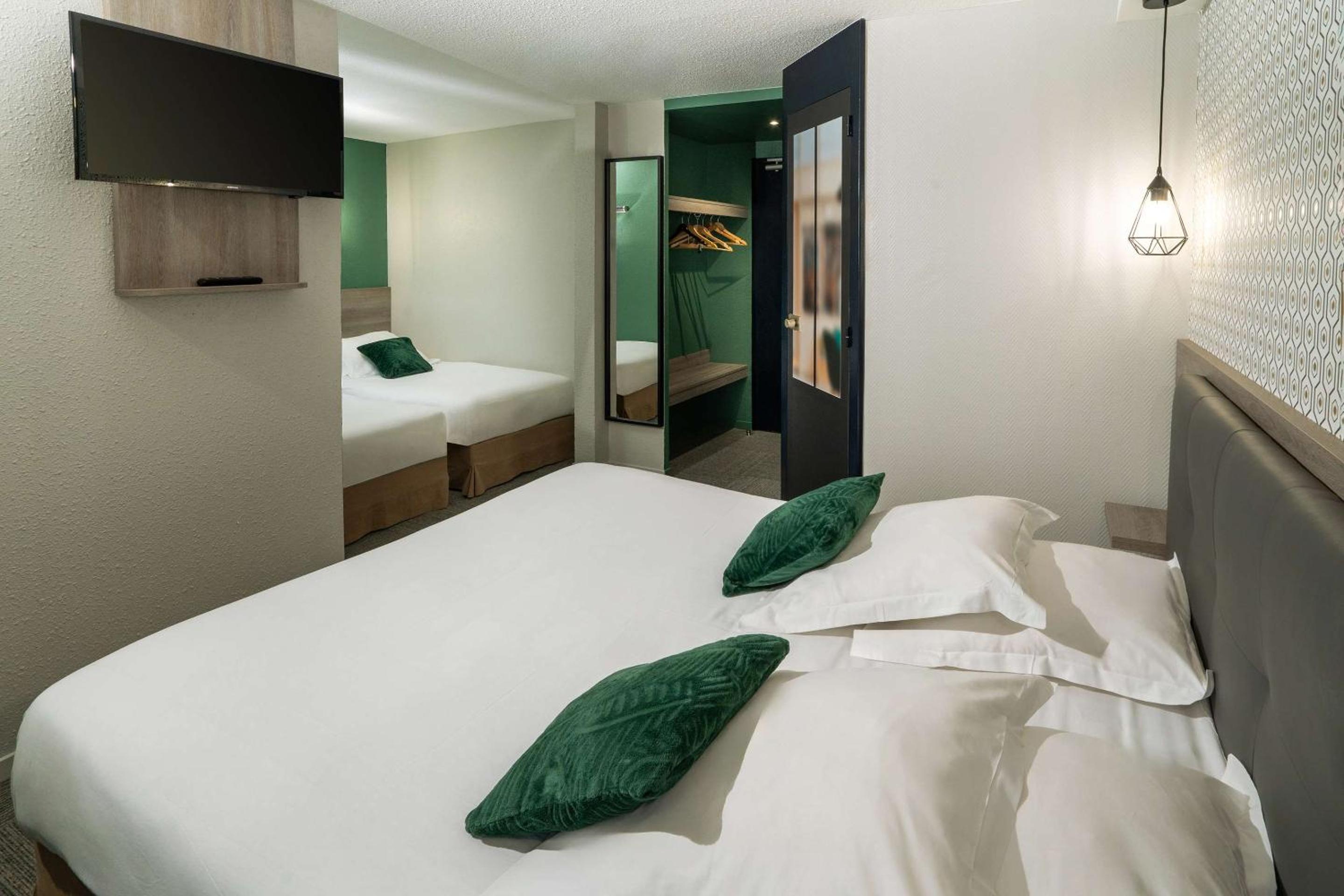 Family Room with One Queen Bed and Two Single Beds - Non-Smoking