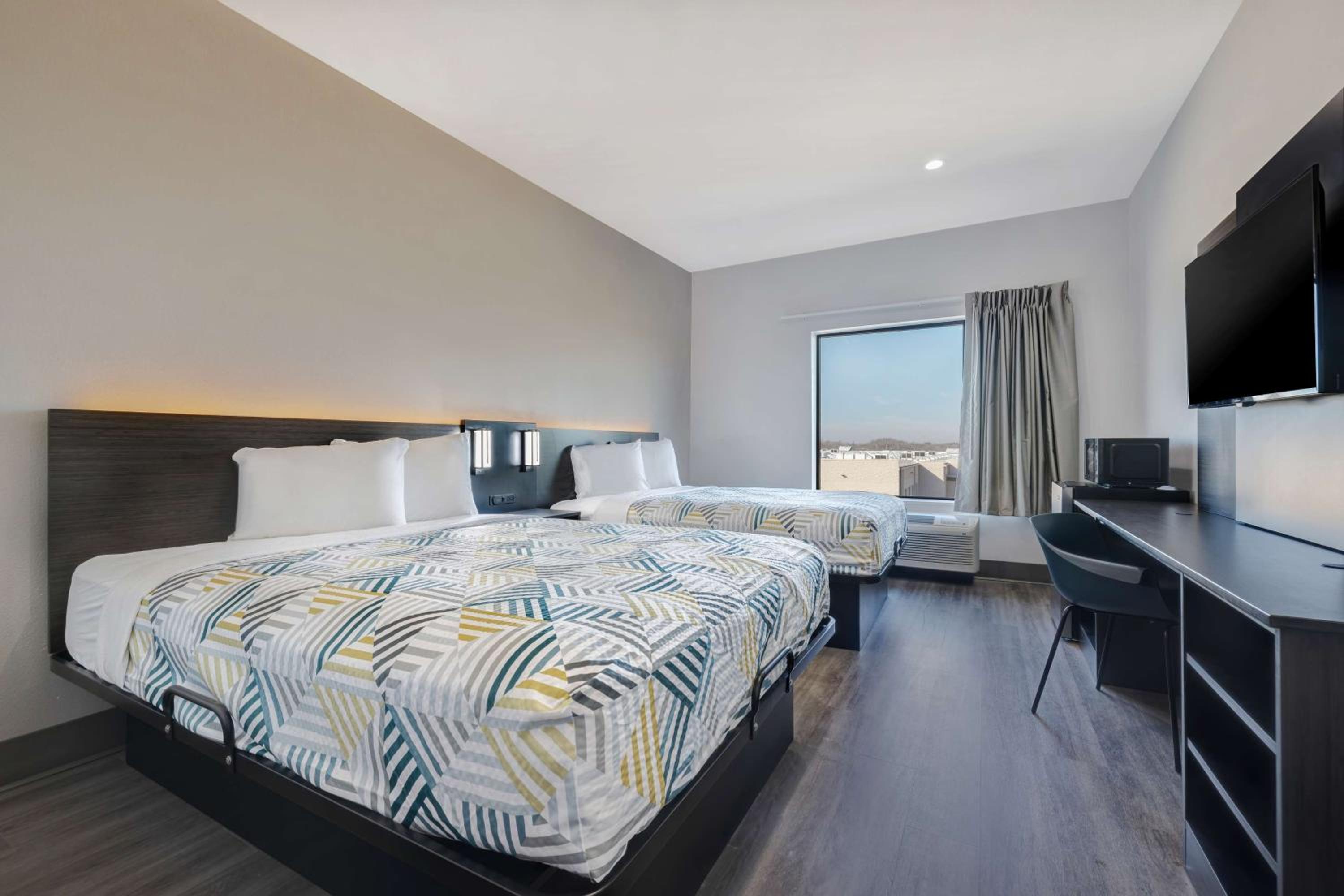 Deluxe Queen Room with Two Queen Beds - Non-Smoking - Photo 3