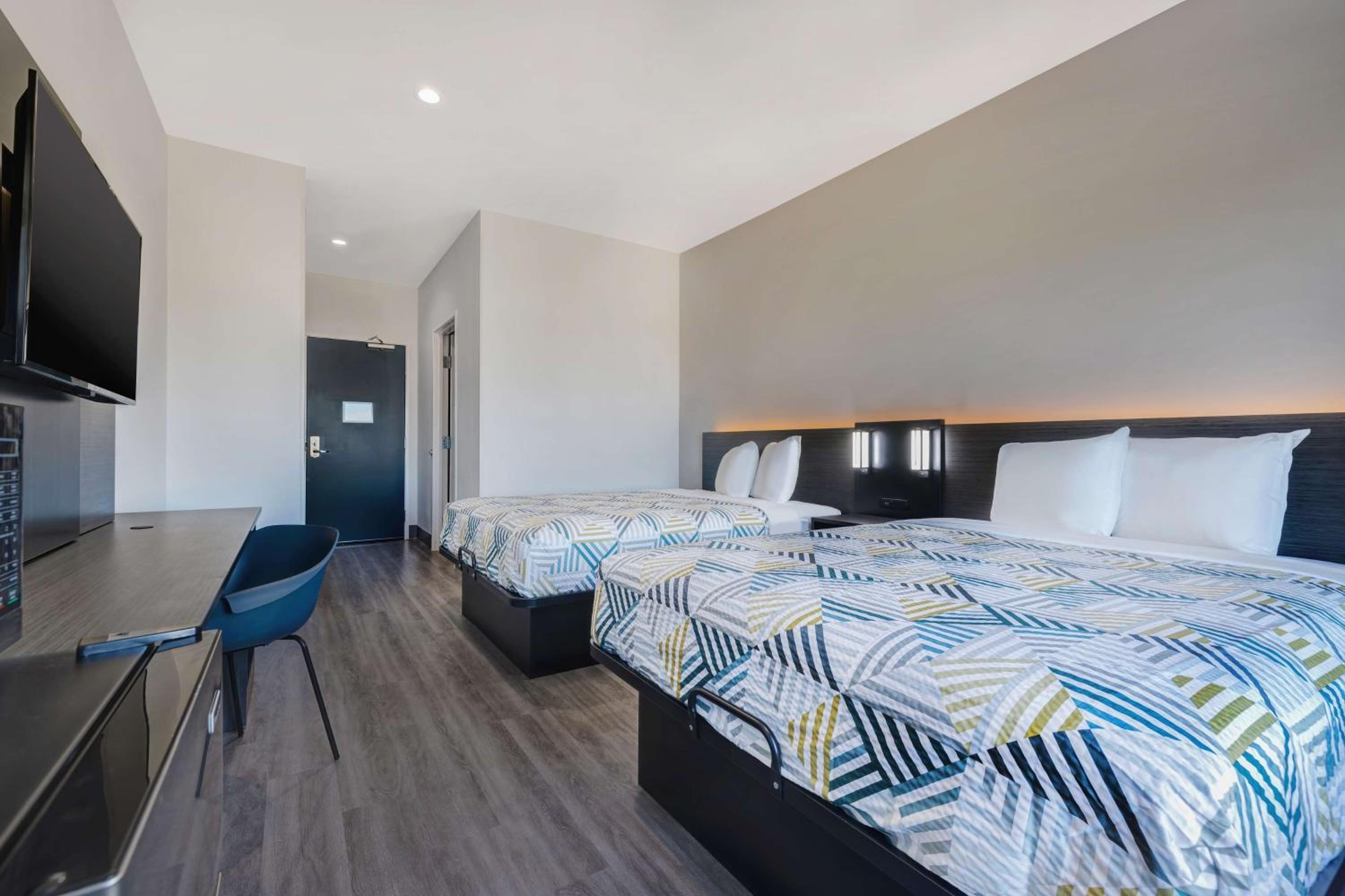Deluxe Queen Room with Two Queen Beds - Non-Smoking - Photo 2