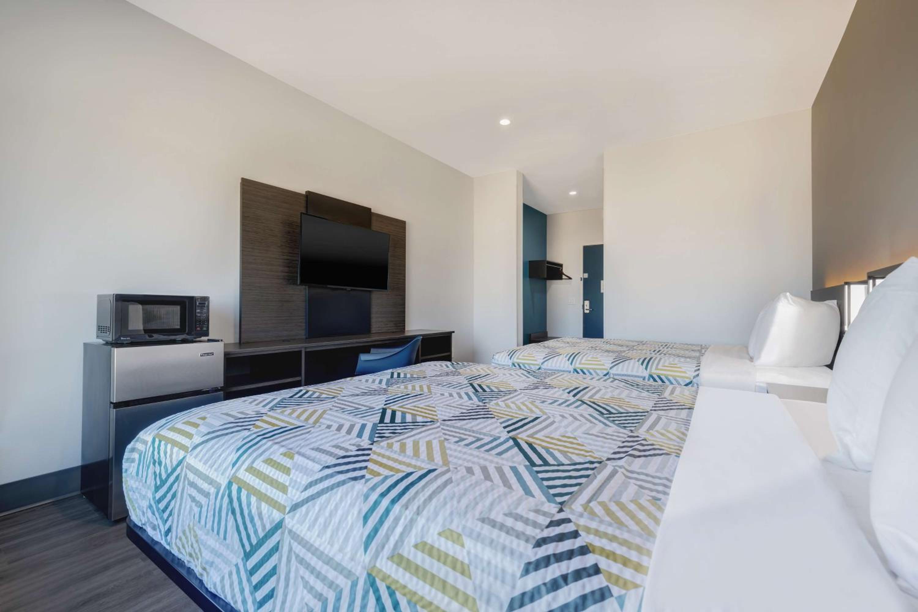 Deluxe Queen Room with Two Queen Beds - Non-Smoking - Photo 1