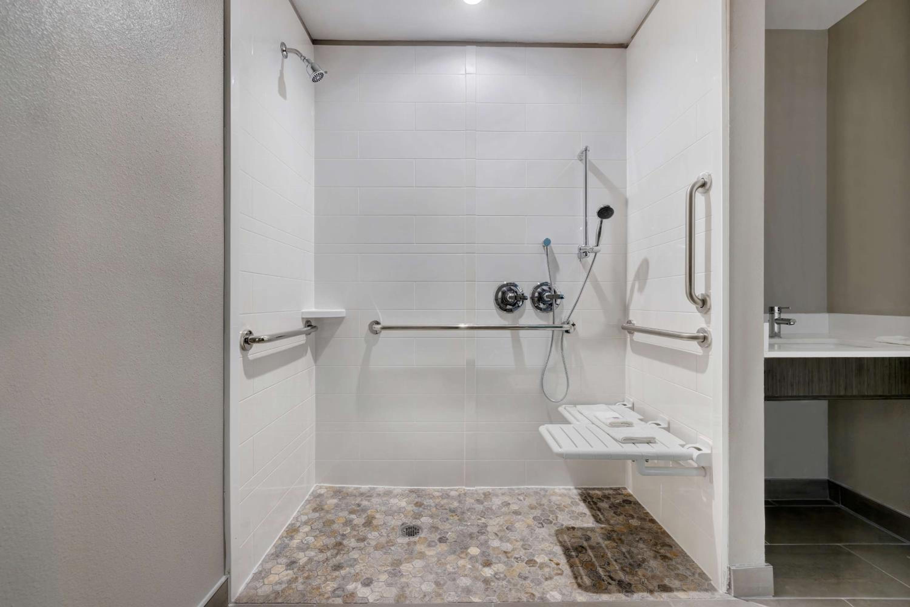 King Room with Roll-in Shower - Disability Access - Non-Smoking - Photo 5