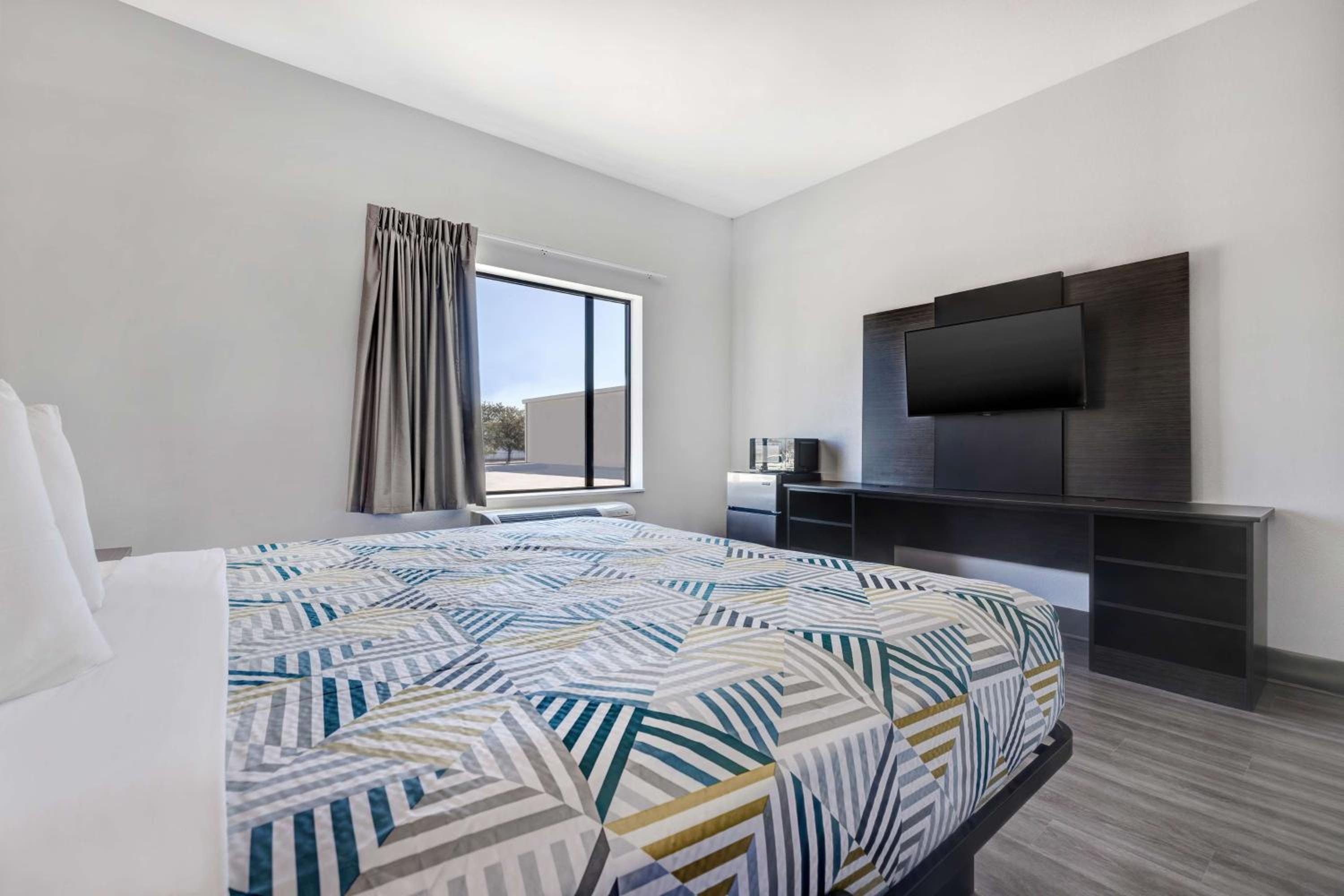 King Room - Disability Access - Non-Smoking - Photo 4