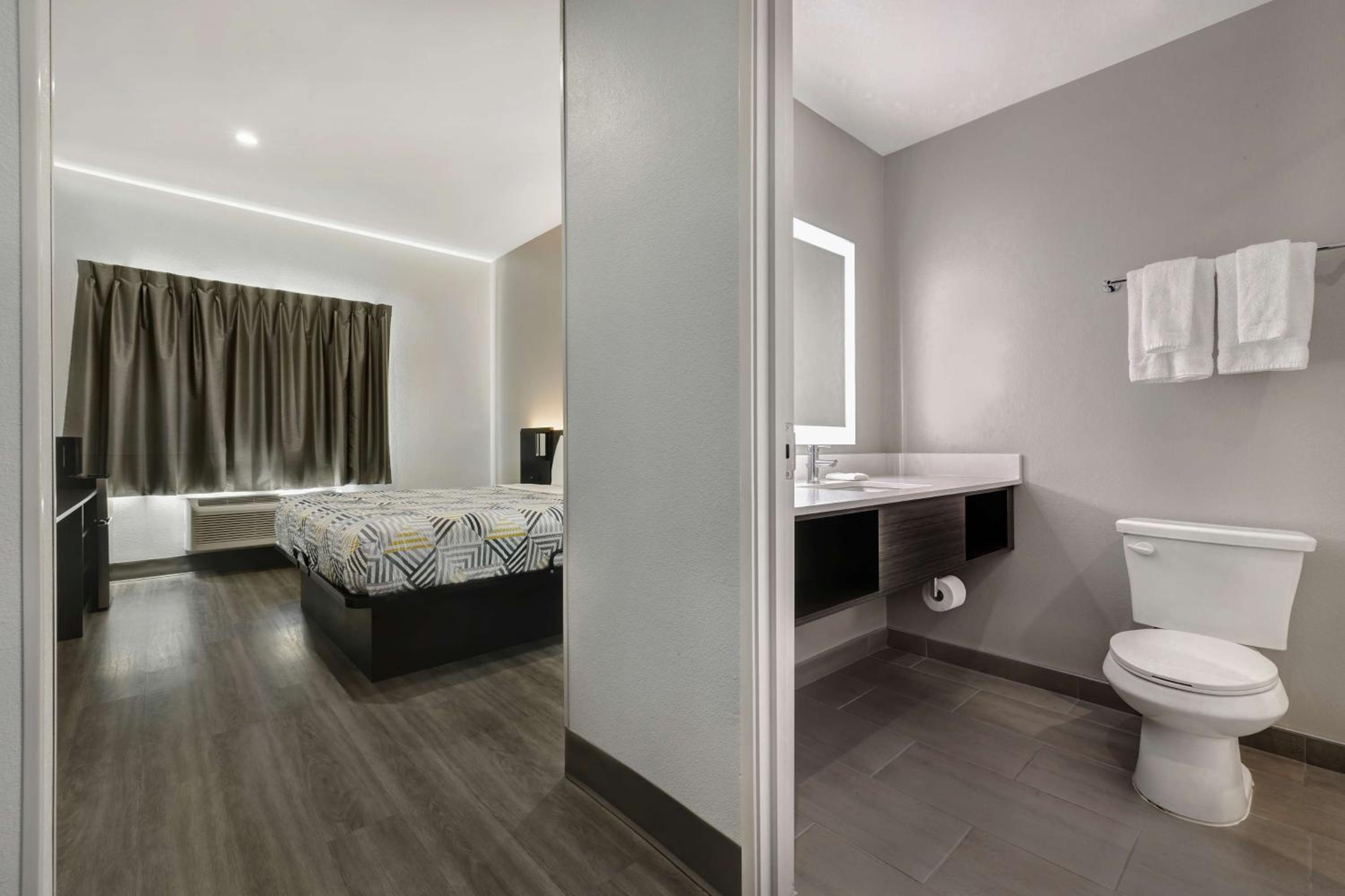 King Room - Disability Access - Photo 3