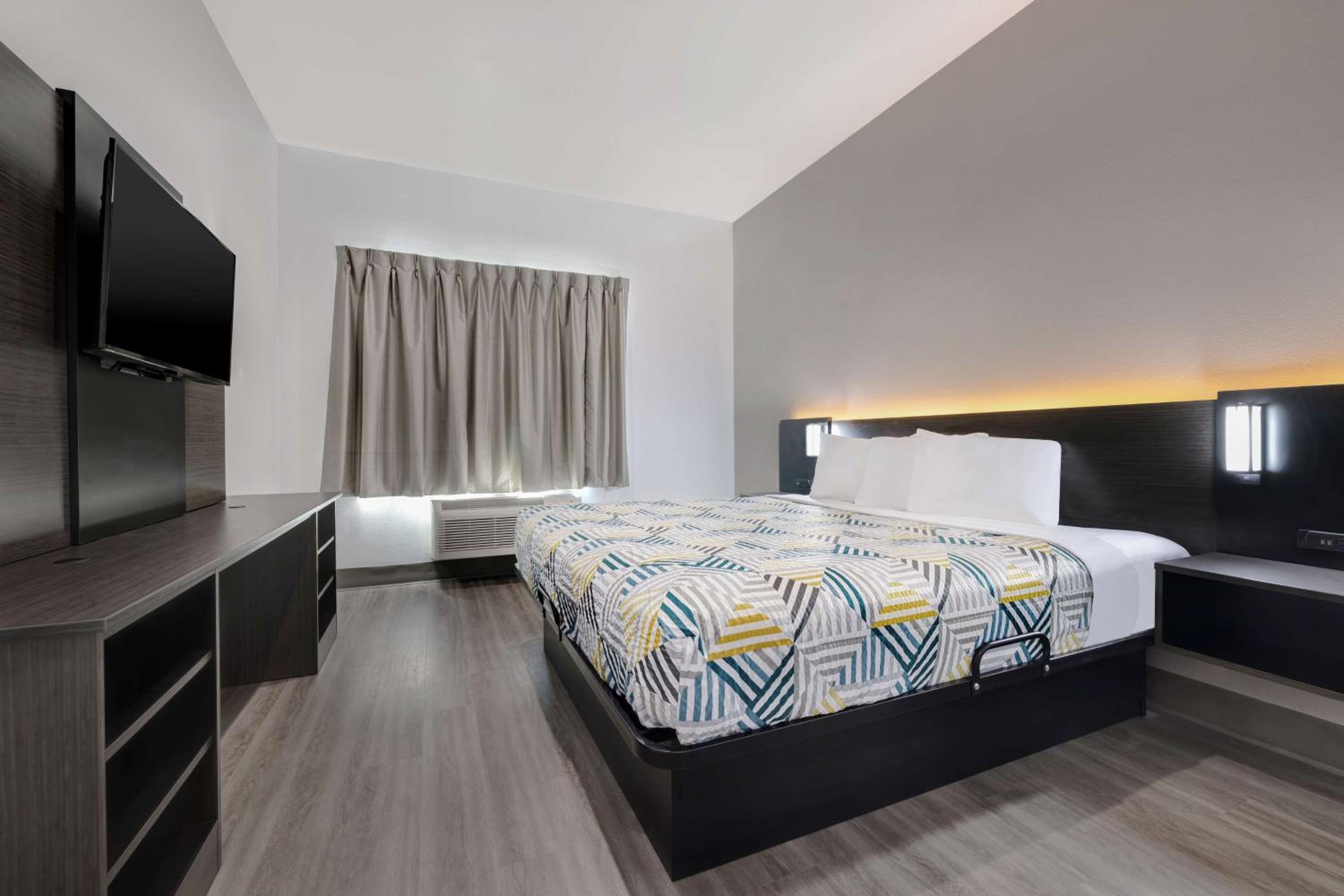 King Room - Disability Access - Photo 7