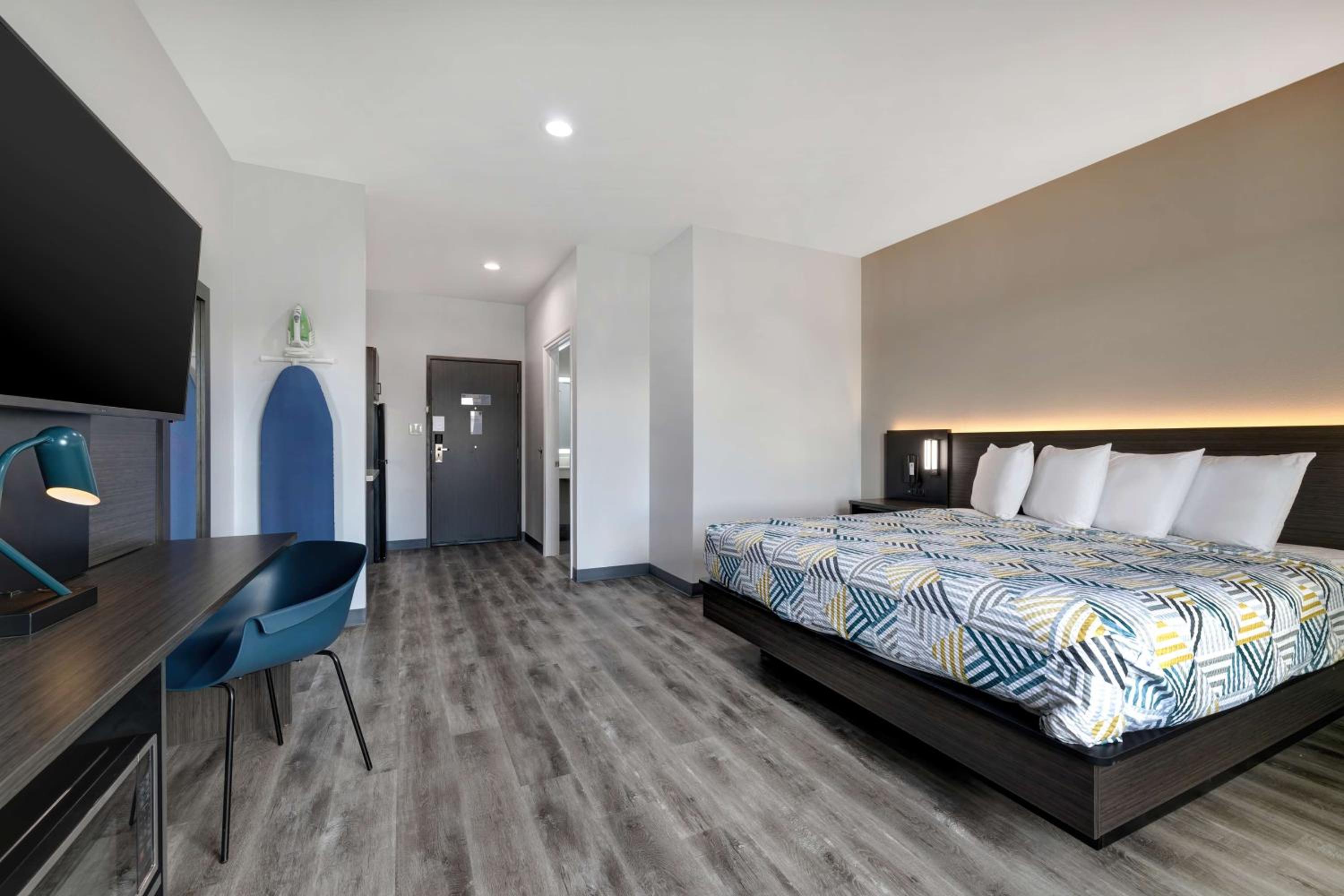 King Room with Roll-in Shower - Disability Access - Non-Smoking - Photo 4