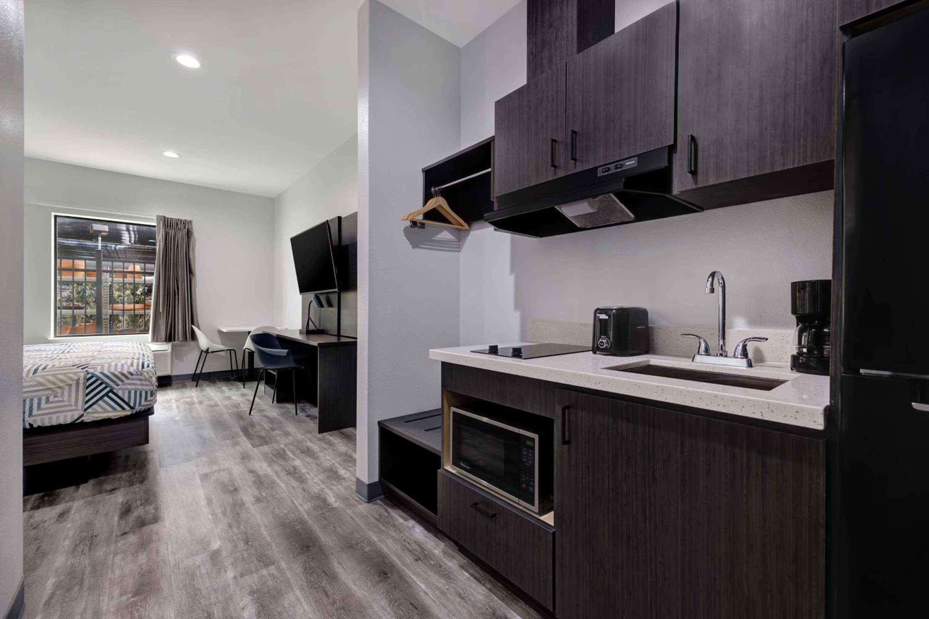 King Room with Roll-in Shower - Disability Access - Non-Smoking - Photo 3