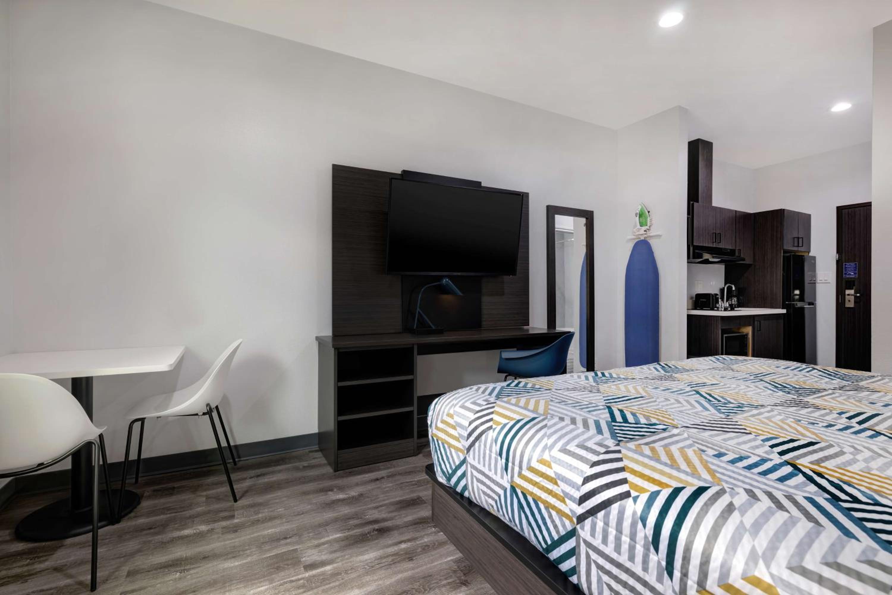 King Room with Roll-in Shower - Disability Access - Non-Smoking - Photo 1
