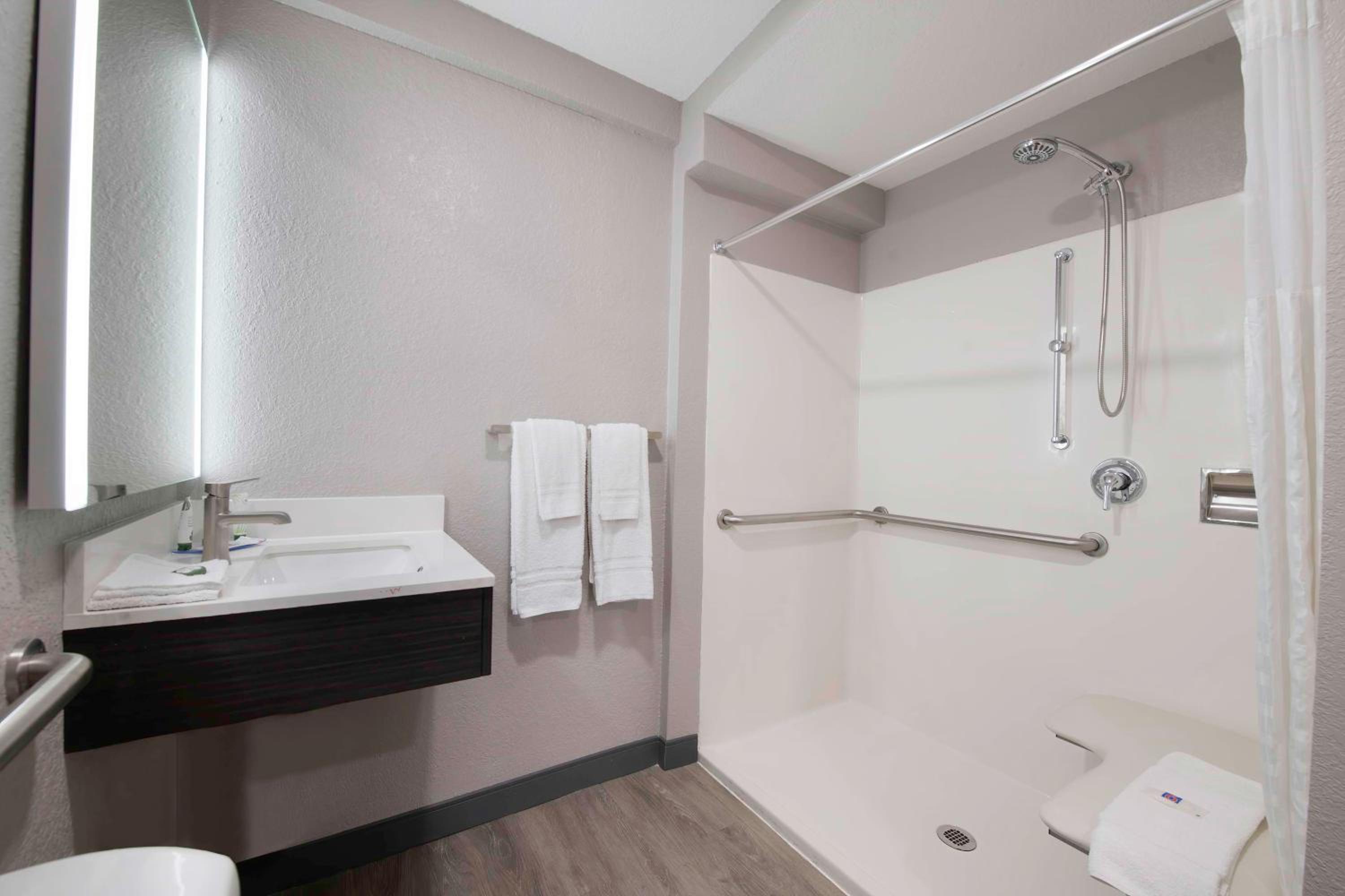 King Room with Roll-in Shower - Disability Access - Non-Smoking - Photo 6