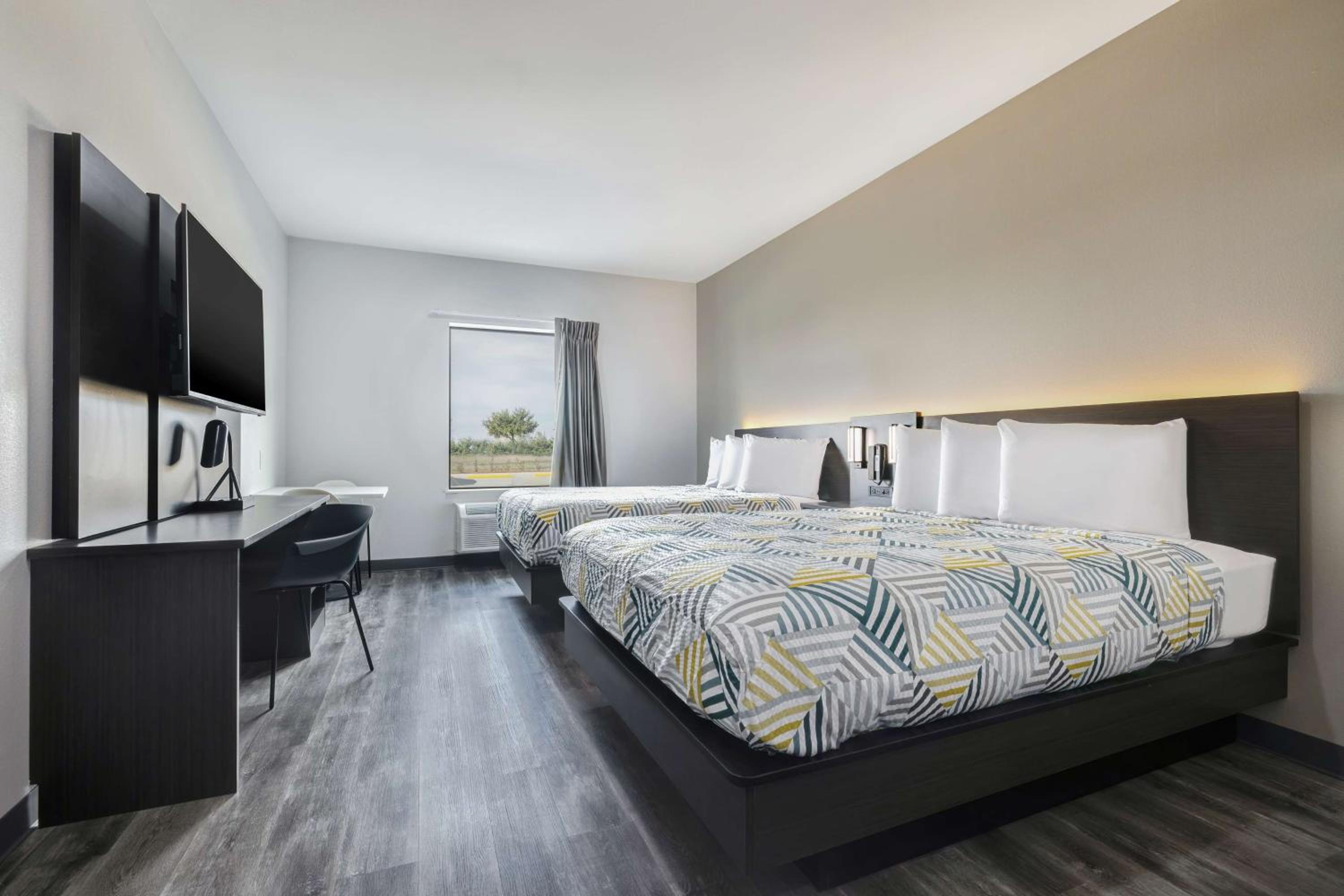 Queen Room with Two Queen Beds - Non-Smoking - Photo 6