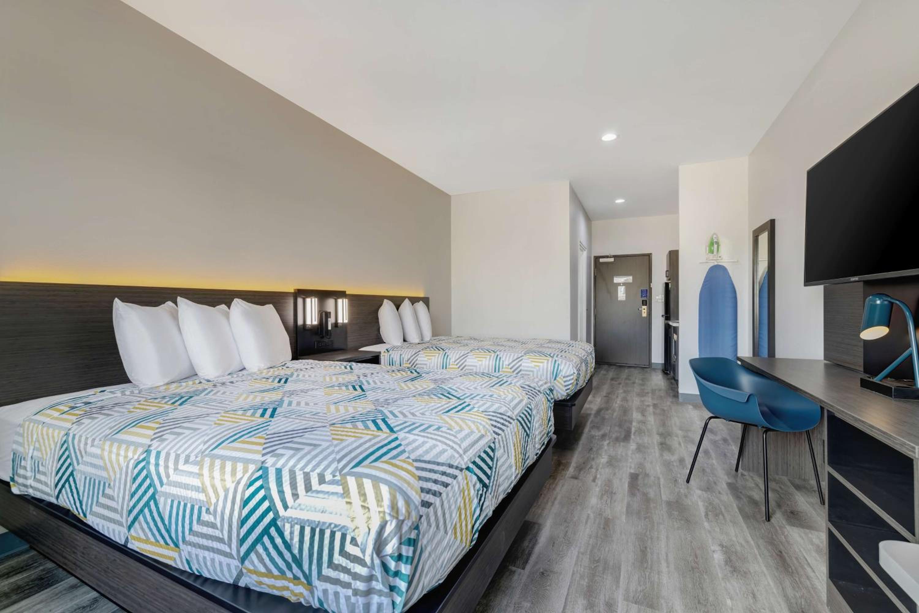 Queen Room with Two Queen Beds - Non-Smoking - Photo 3