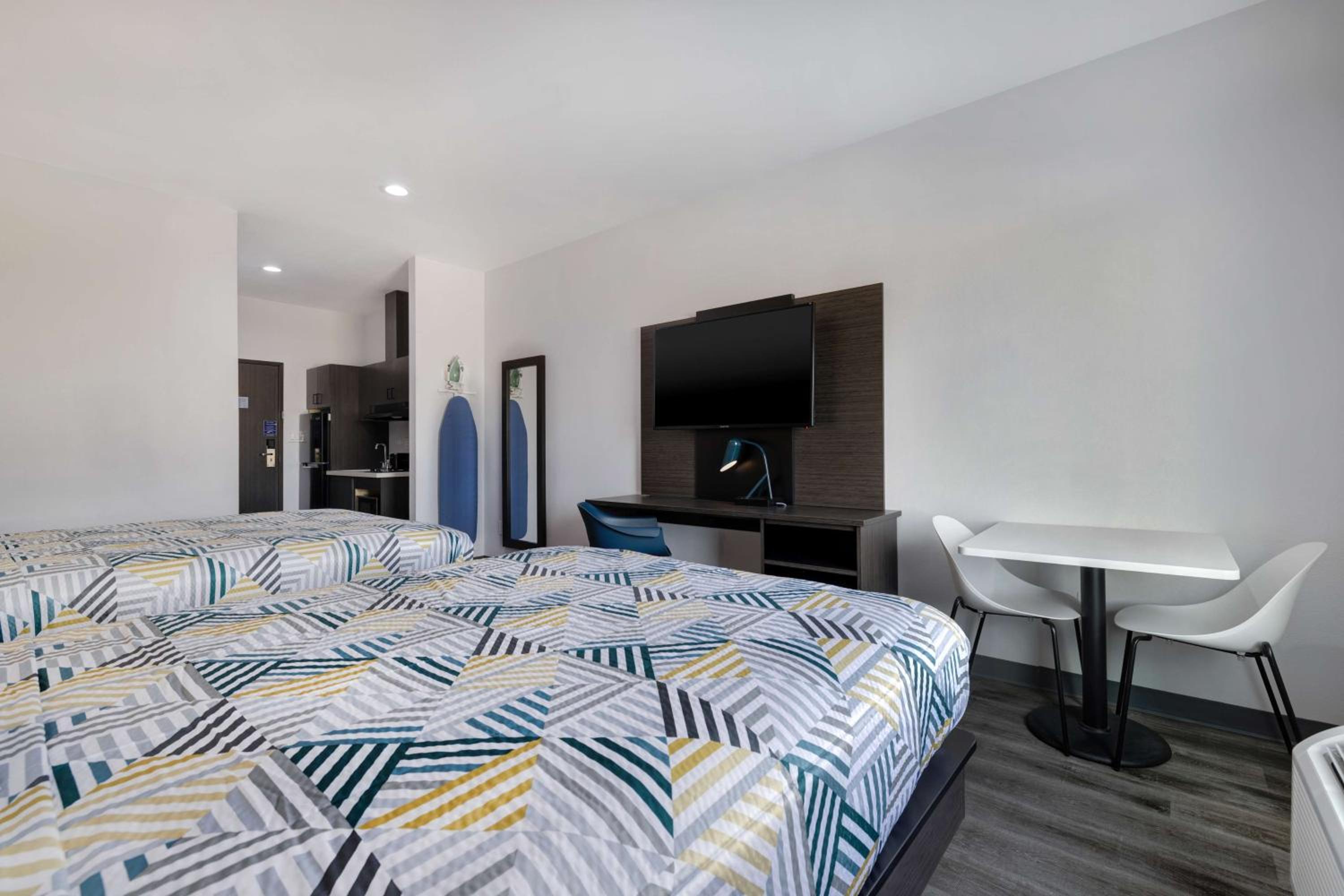 Queen Room with Two Queen Beds - Non-Smoking - Photo 2
