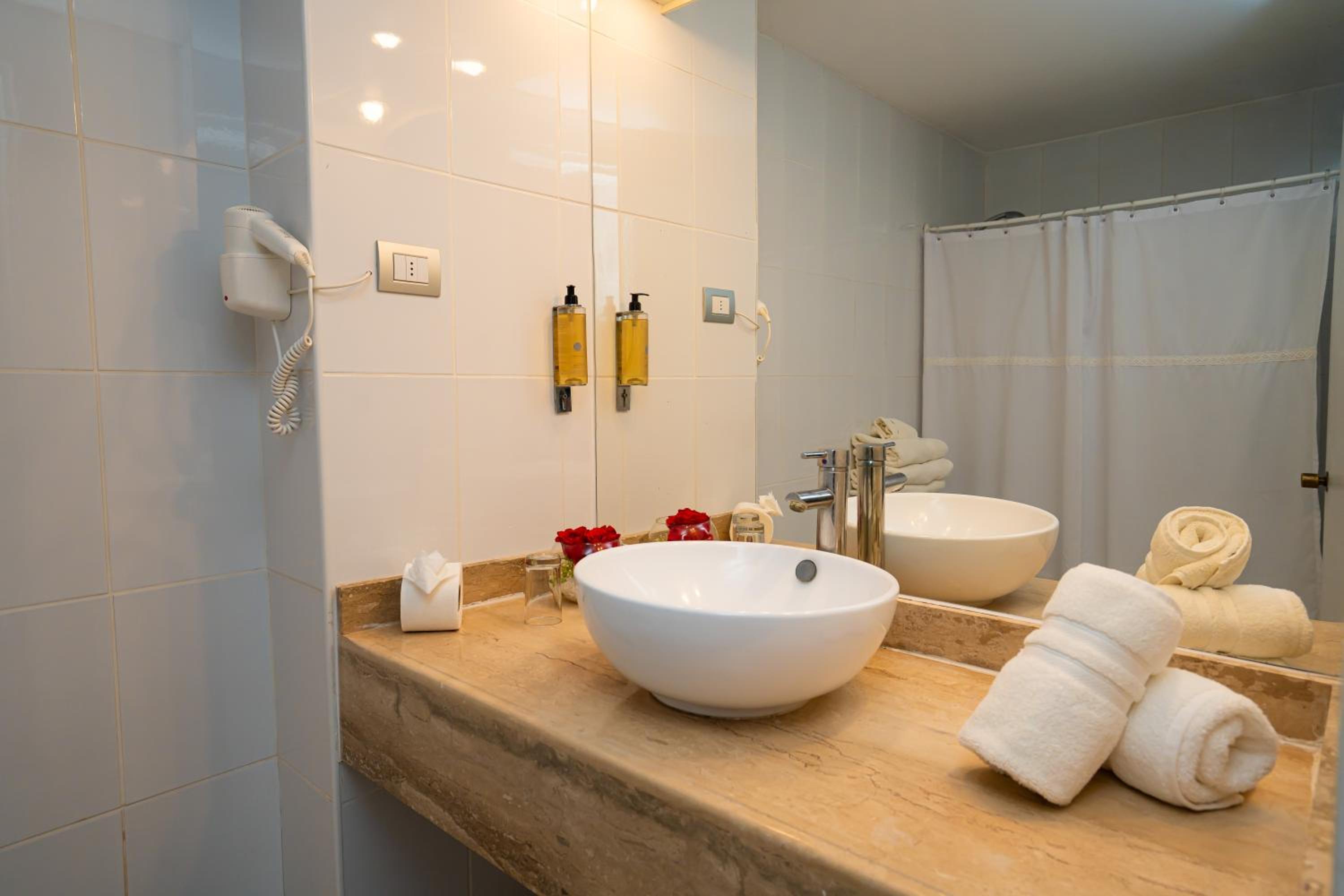 Standard Twin Room - Photo 6