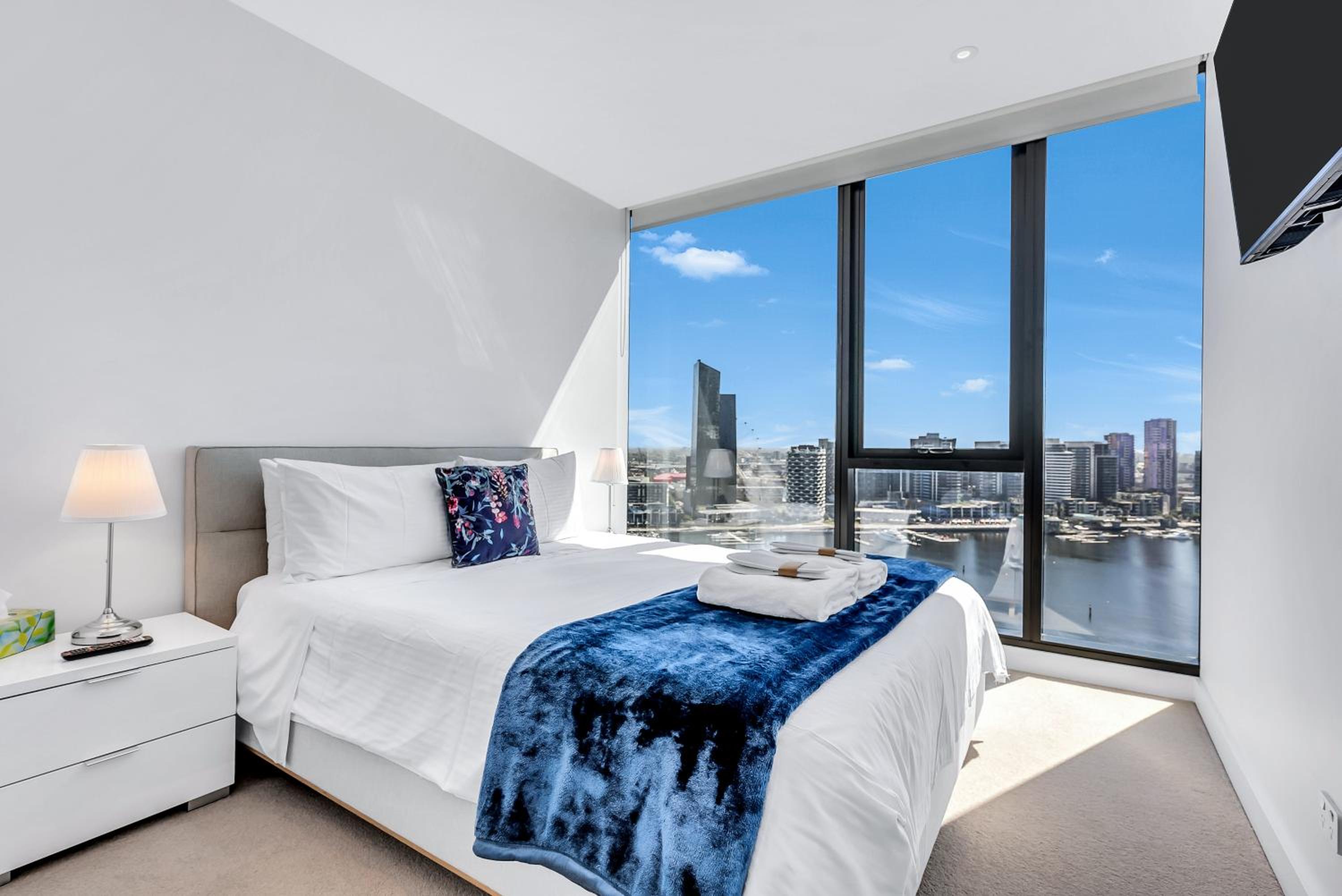 Classic 2 Bedroom Apartment With Water Views - Photo 3