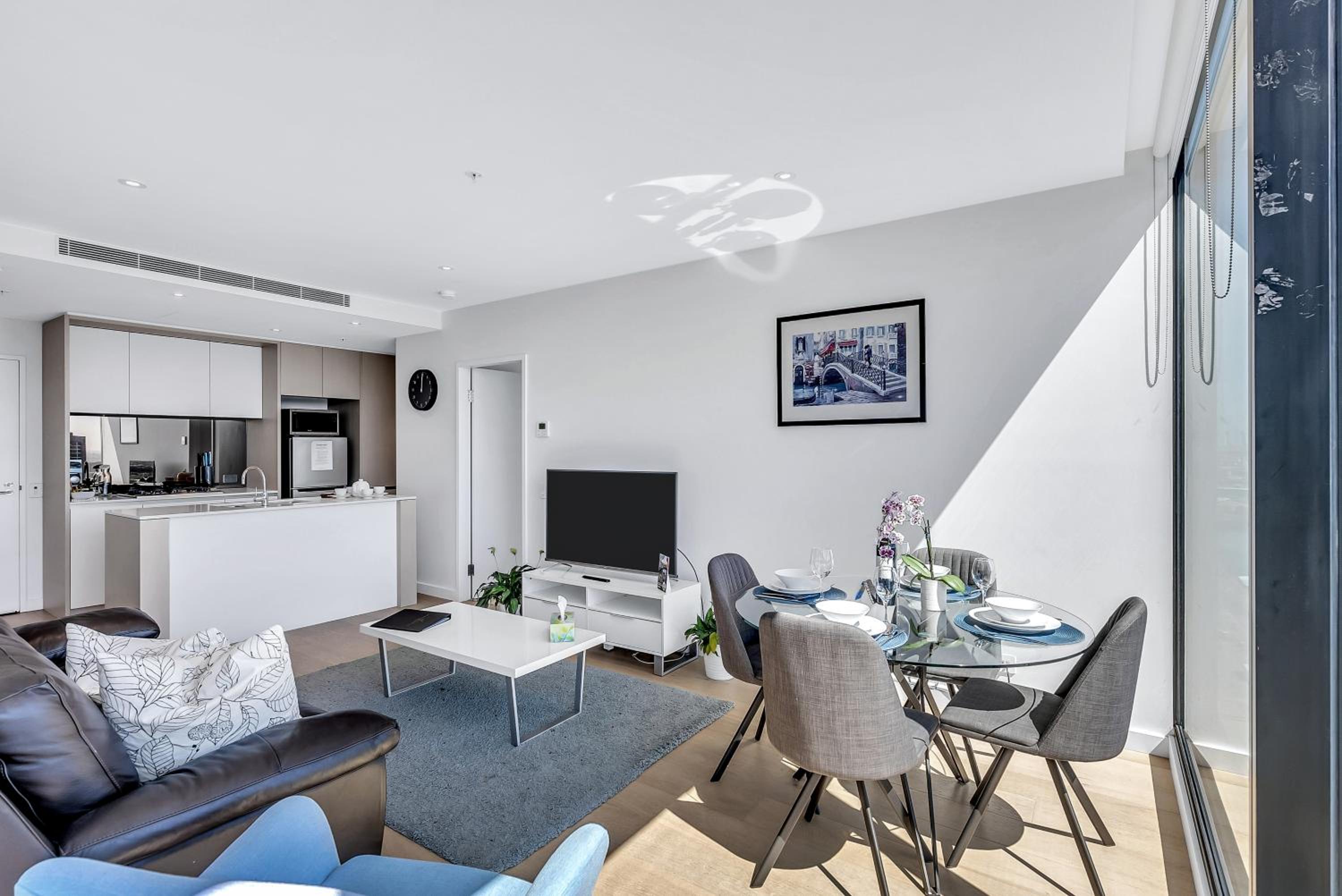 Classic 2 Bedroom Apartment With Water Views - Photo 6