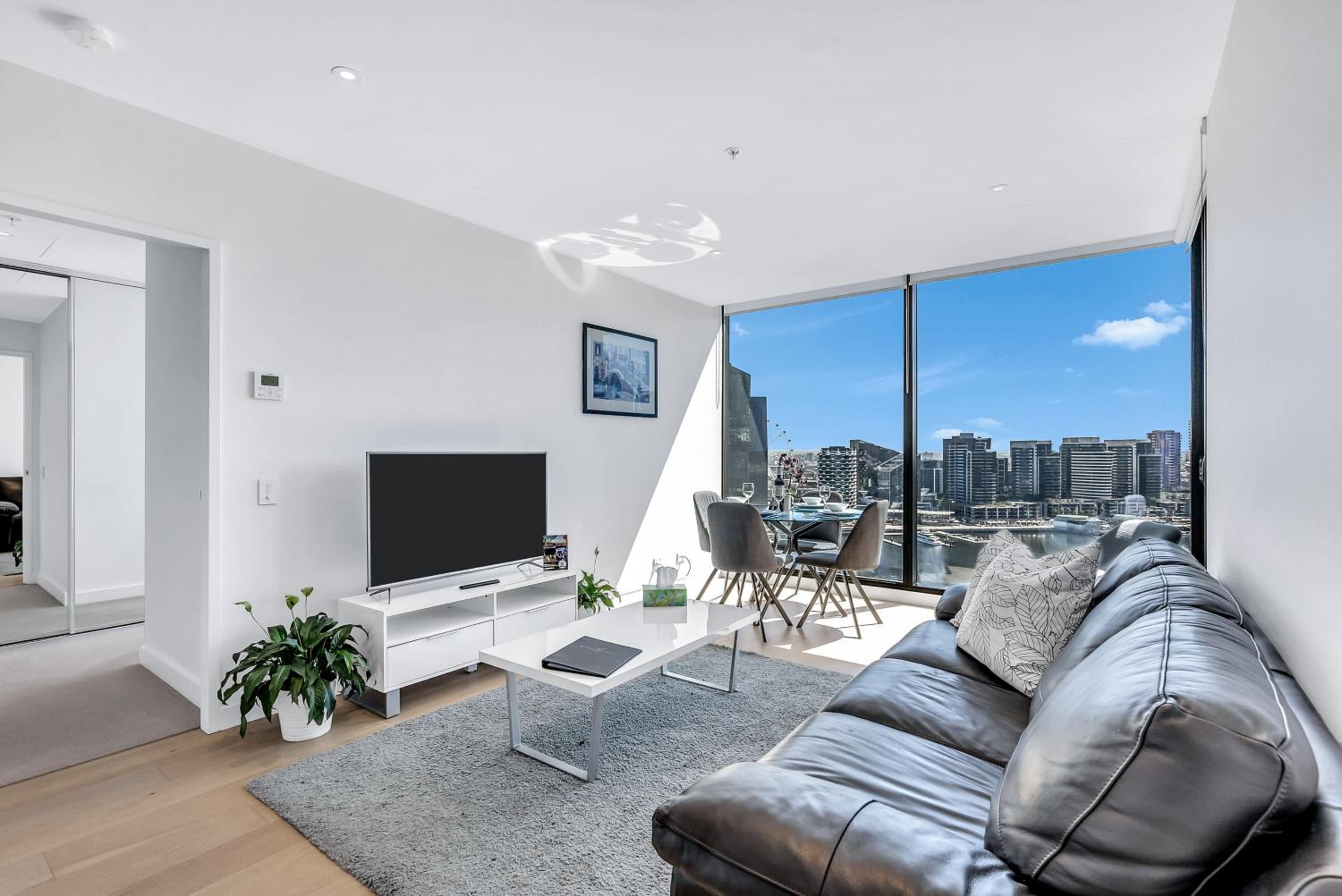Classic 2 Bedroom Apartment With Water Views - Photo 1