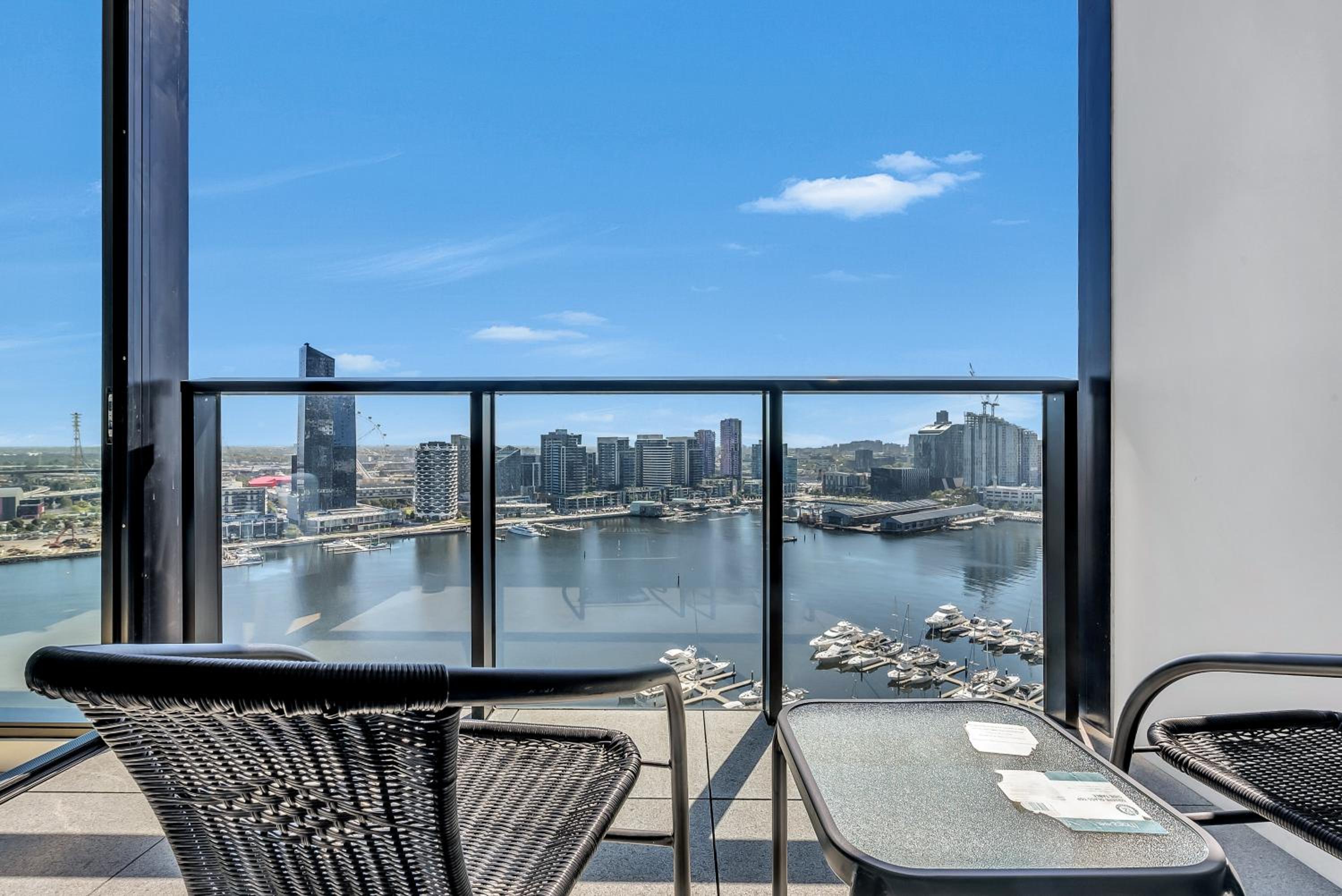 Classic 2 Bedroom Apartment With Water Views - Photo 2