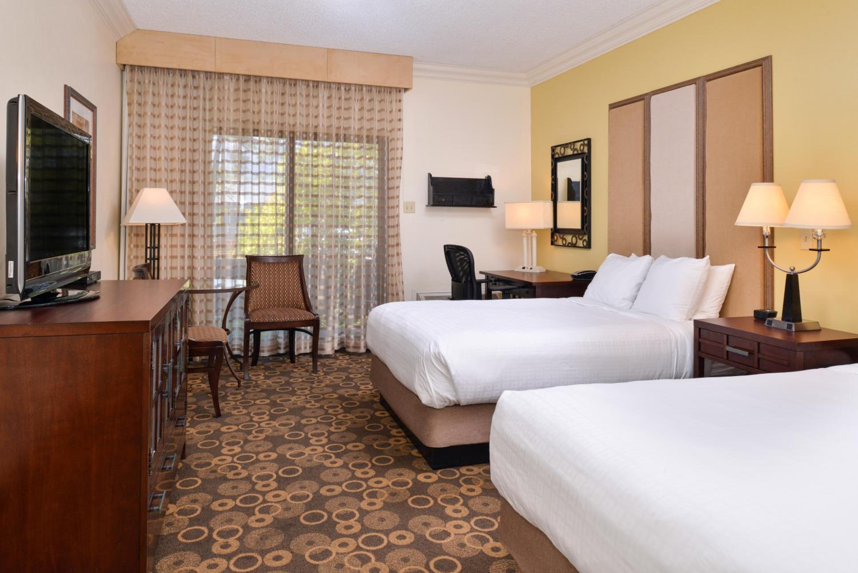 Deluxe Room with Queen Bed and Double Bed - Photo 2