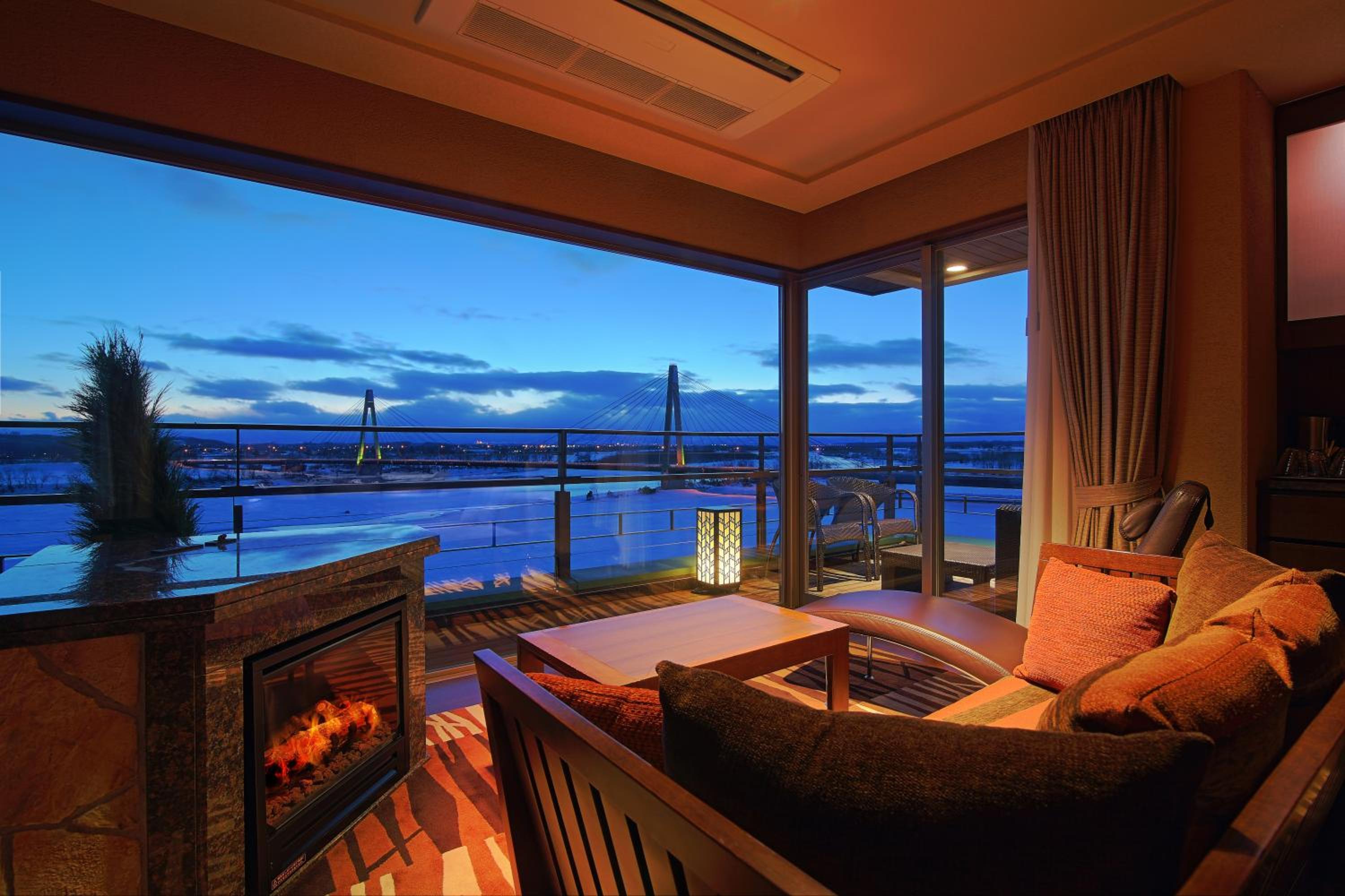 Modern Corner Suite with Open-Air Bath River-View - Non-Smoking photo 2
