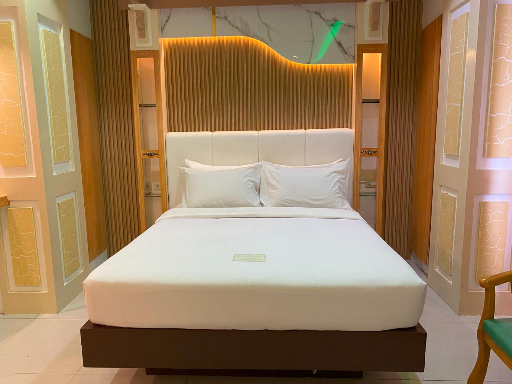 Deluxe Queen Room