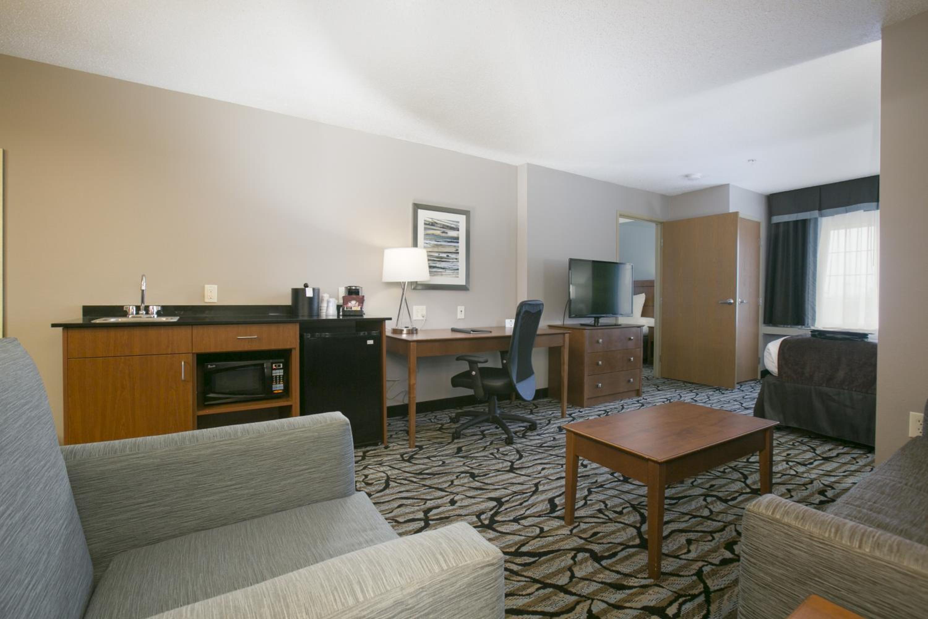 King Suite with Sofa Bed - Non-Smoking - Photo 3