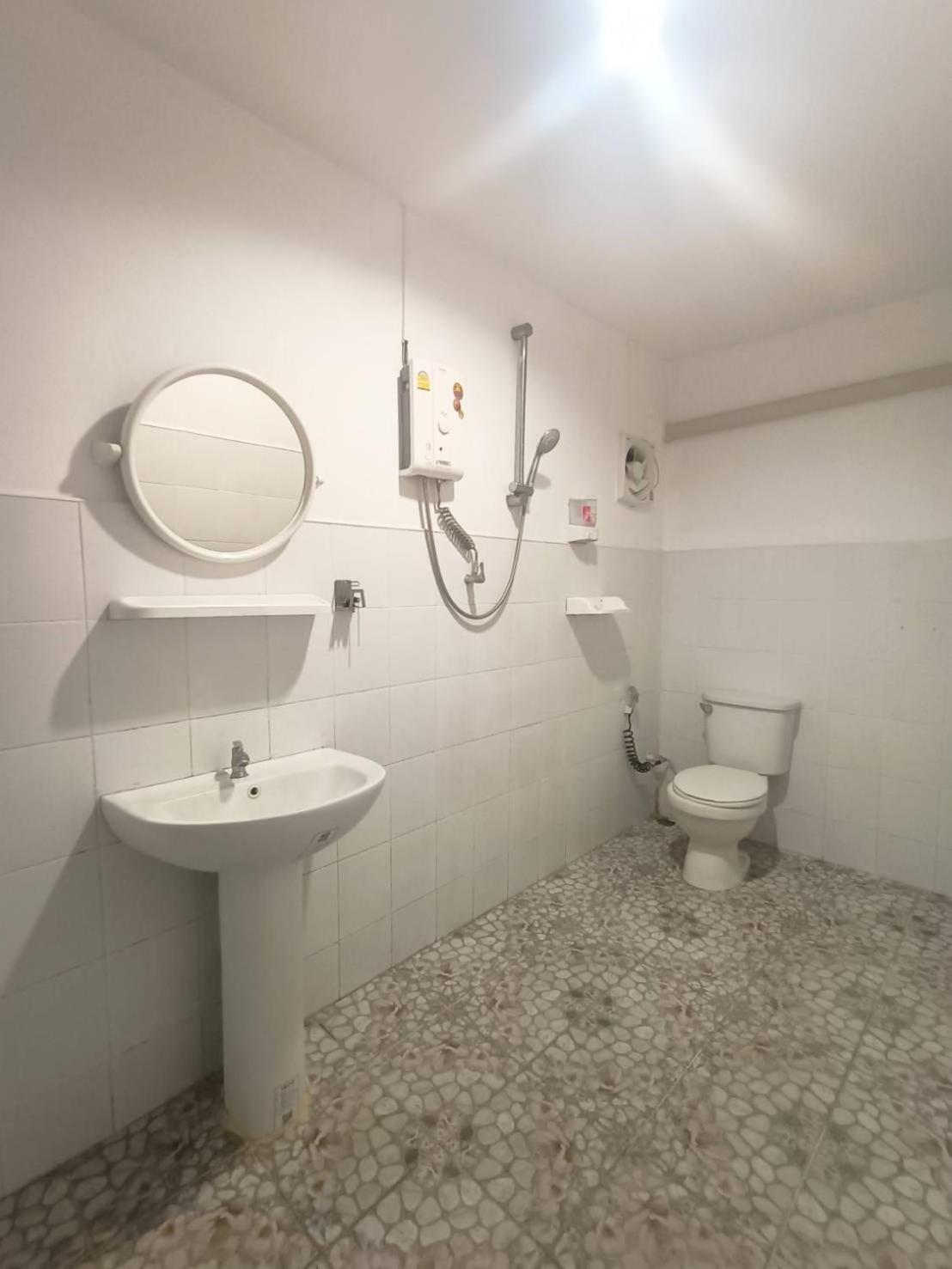 Standard King Room - Photo 18