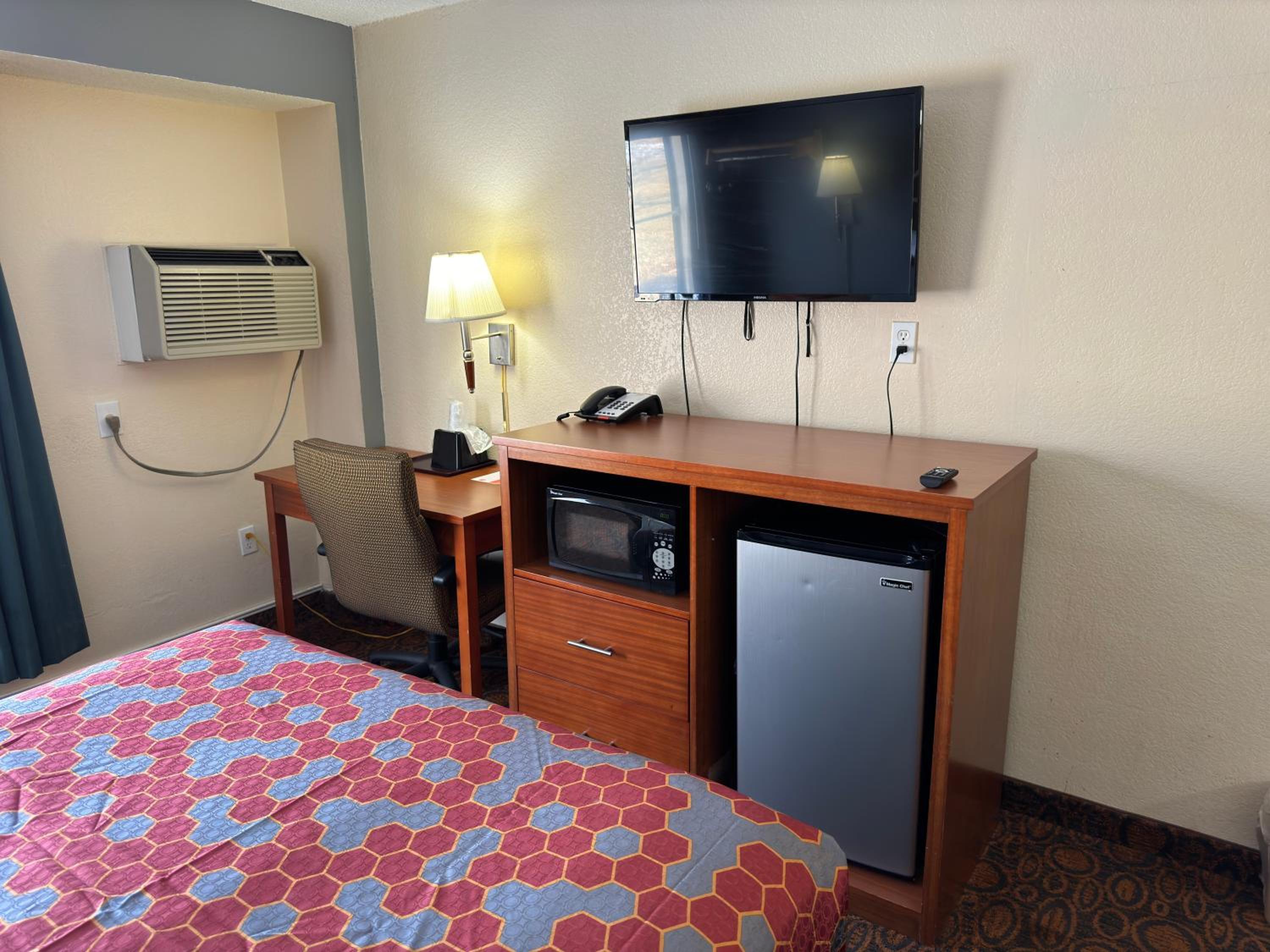 Queen Room - Disability Access/Non Smoking photo 1