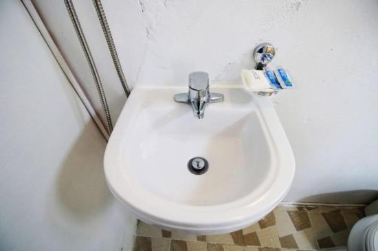 Twin Room with Private Bathroom - Photo 8
