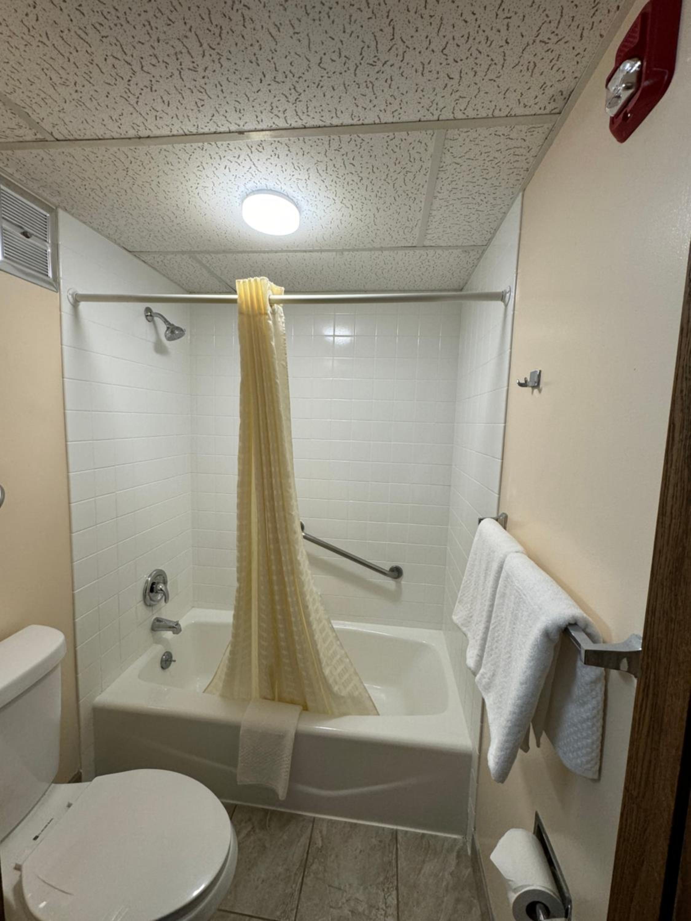 Queen Room - Disability Access/Non Smoking photo 3