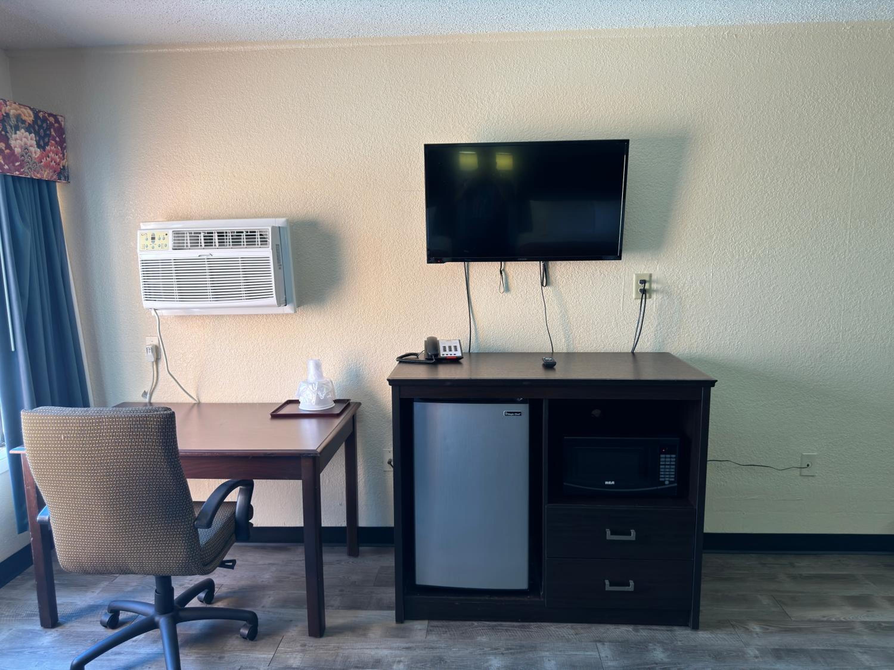 Quadruple Room with Two Queen Beds - Disability Access/Non Smoking photo 1