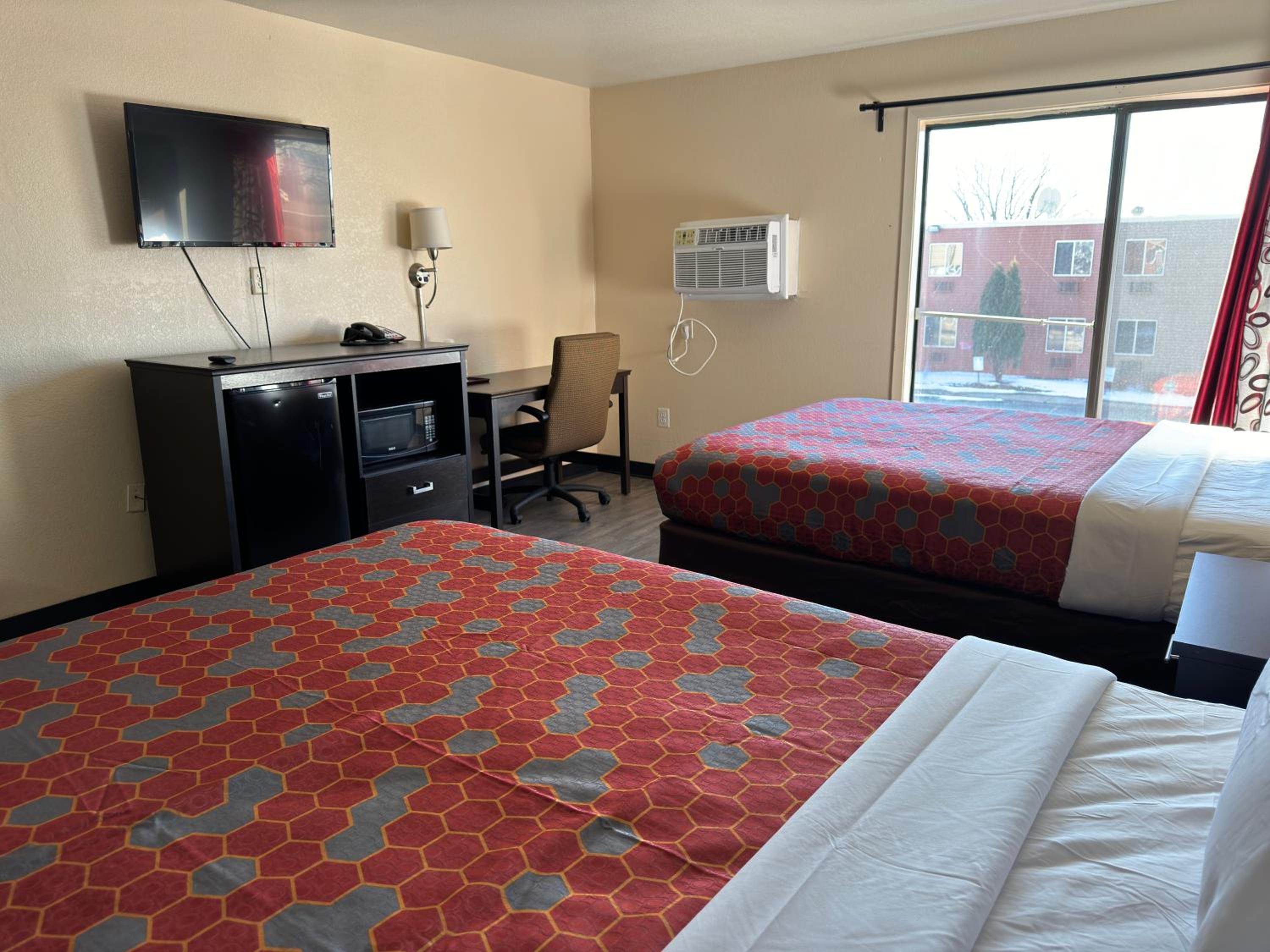 Quadruple Room with Two Queen Beds - Non Smoking photo 3