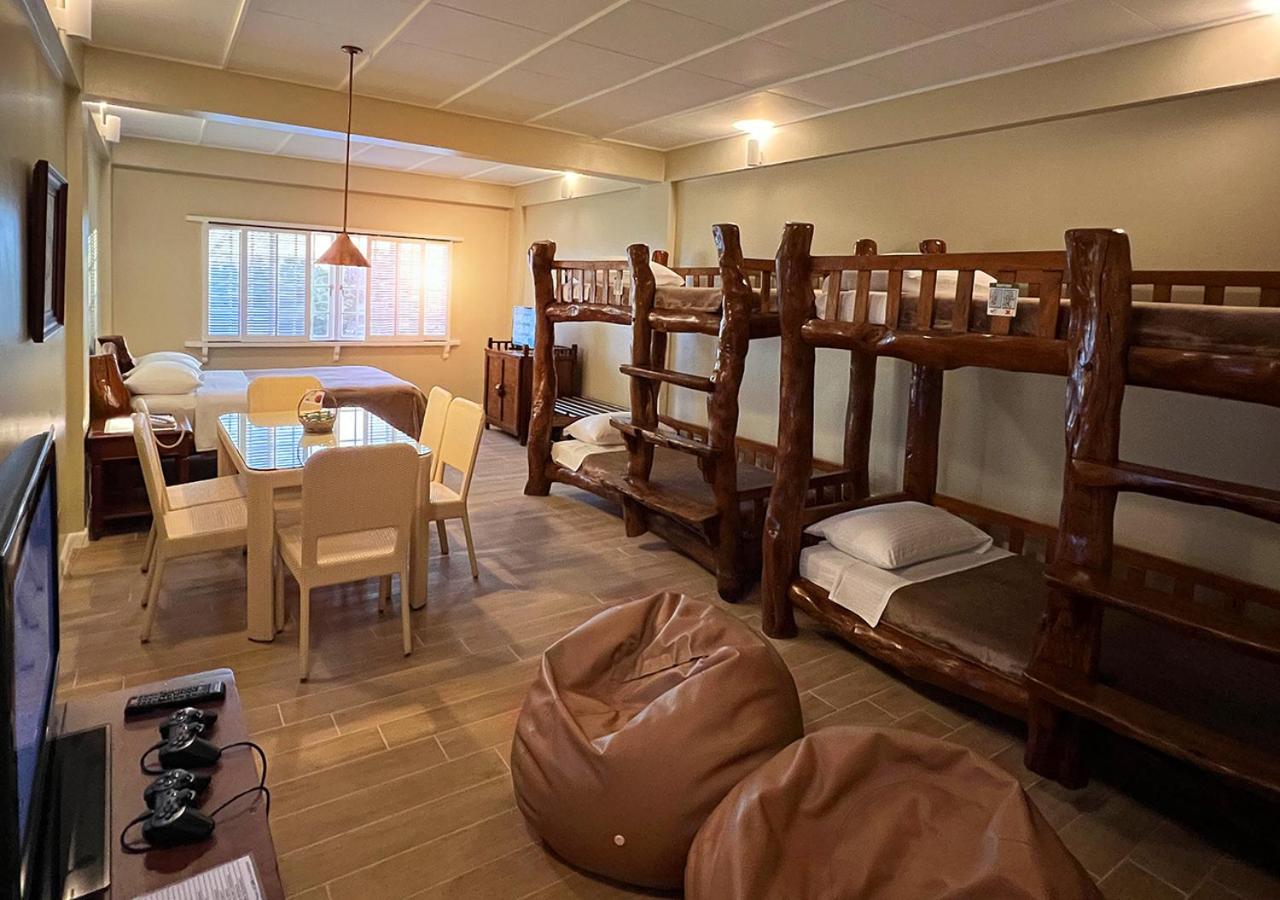 Upper-Level Friends-and-Family Room (Max 6 People, Breakfast Included) photo 1