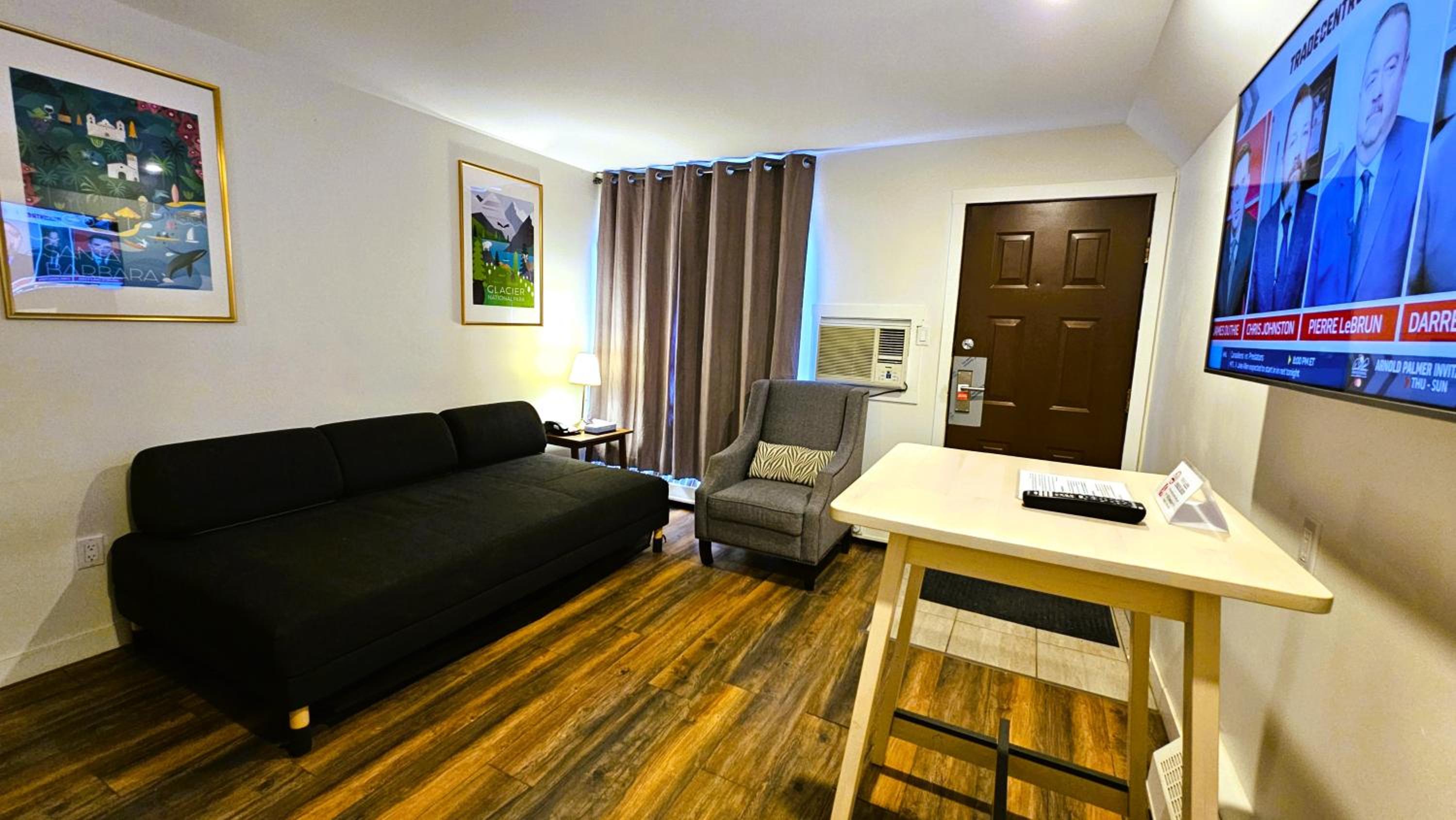 Family Room with Balcony photo 3