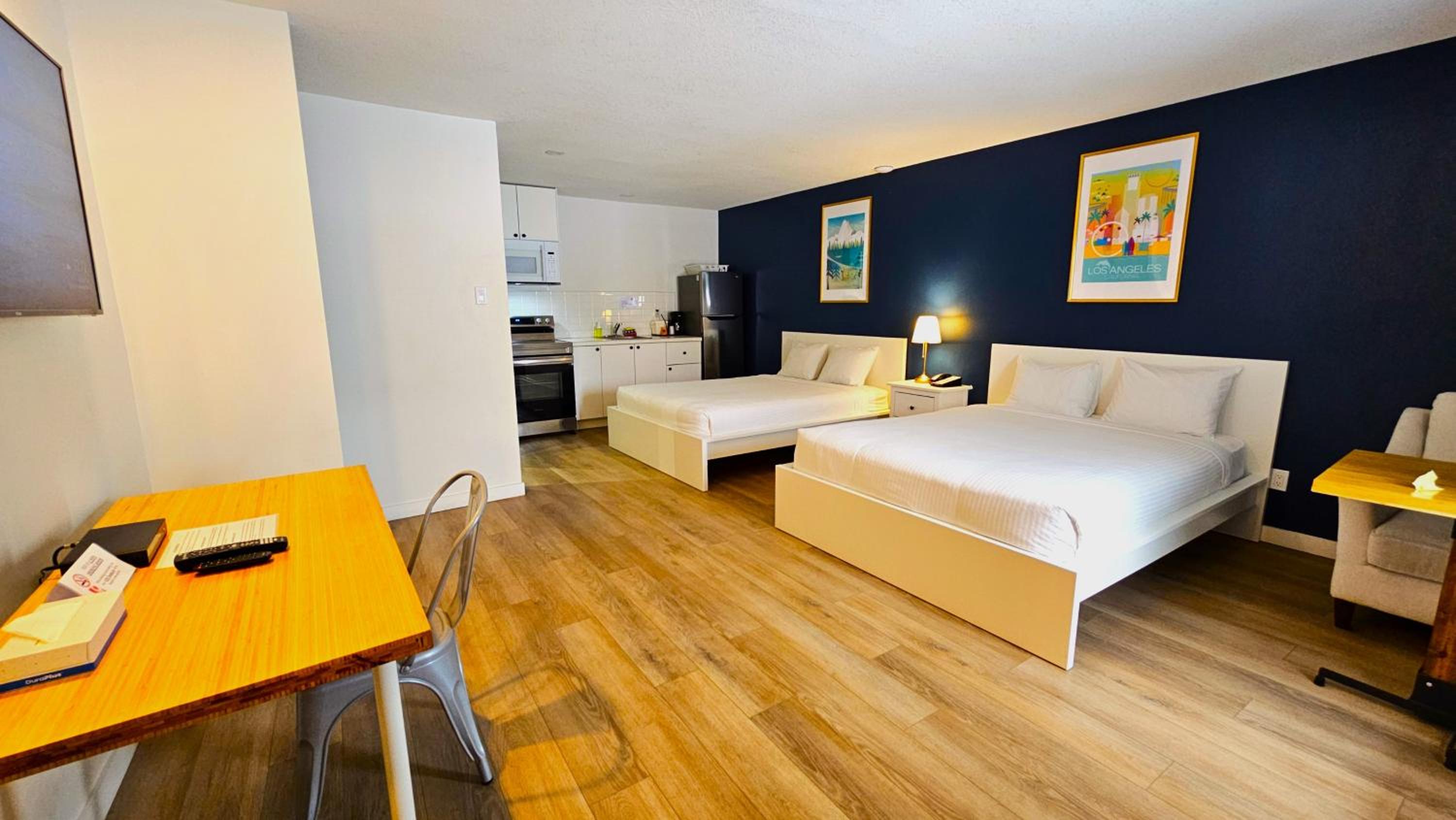 Standard Queen Room with Kitchen photo 2