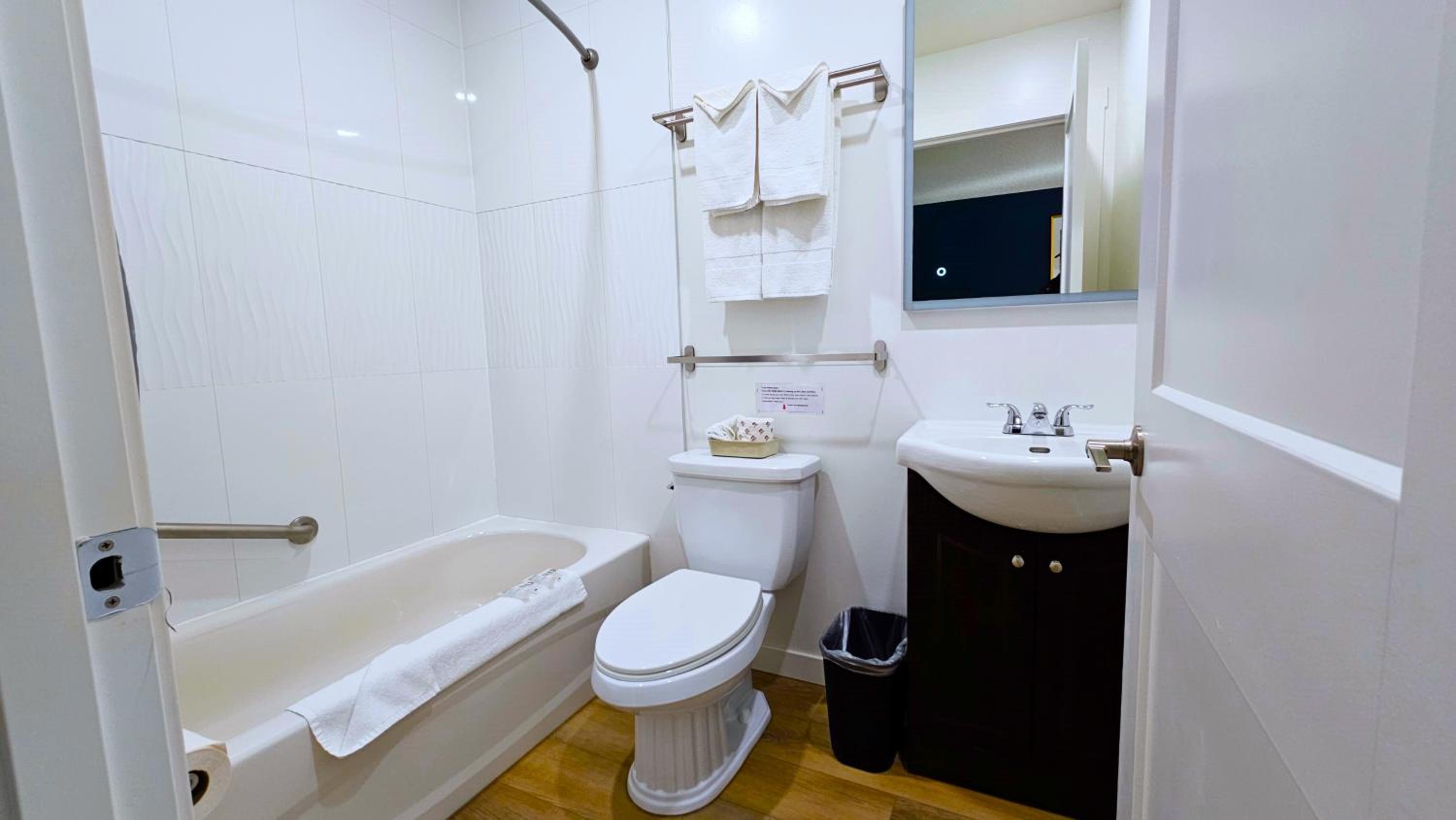 Standard Queen Room with Kitchen photo 3