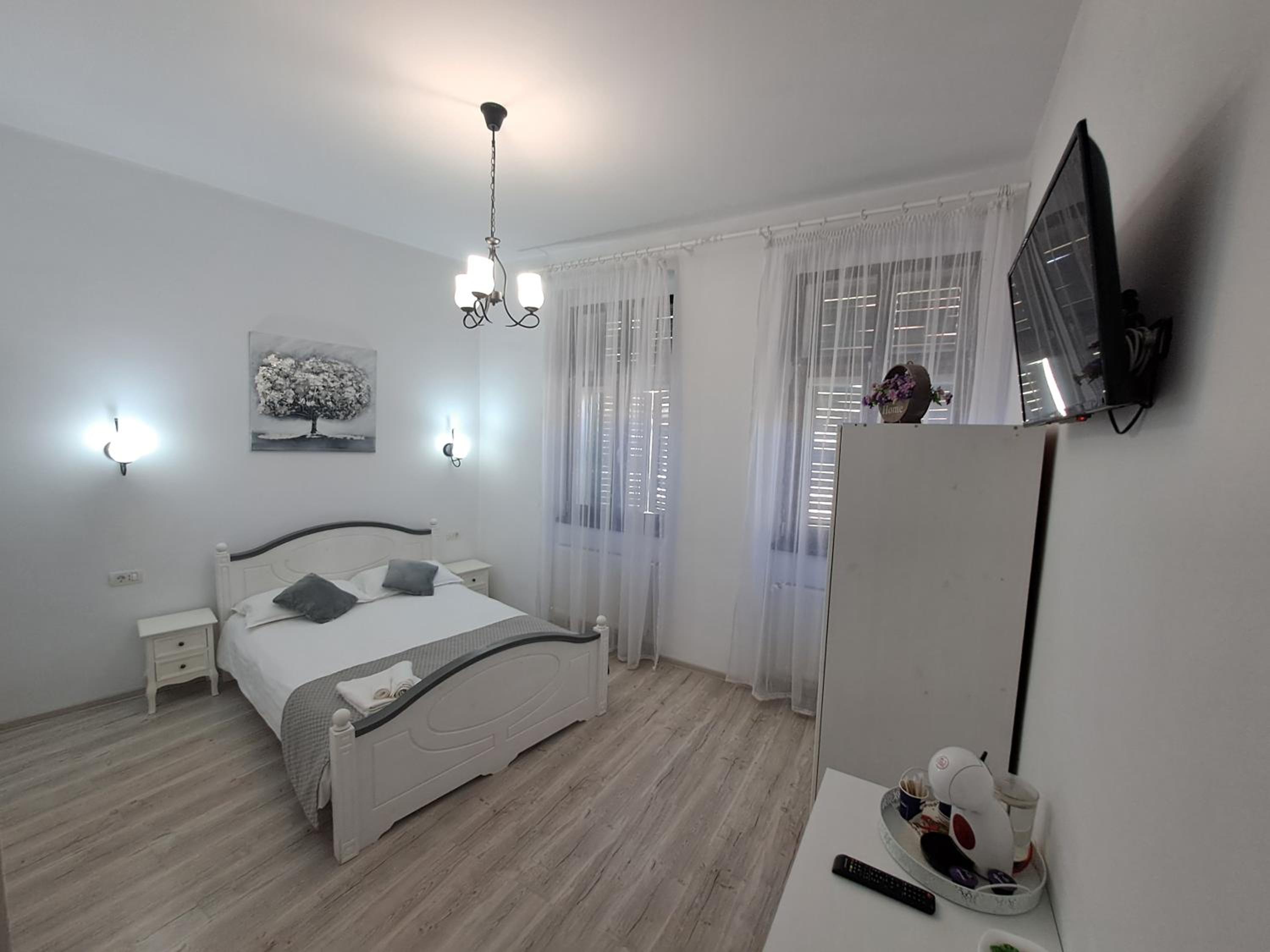 Double Room - Photo 25