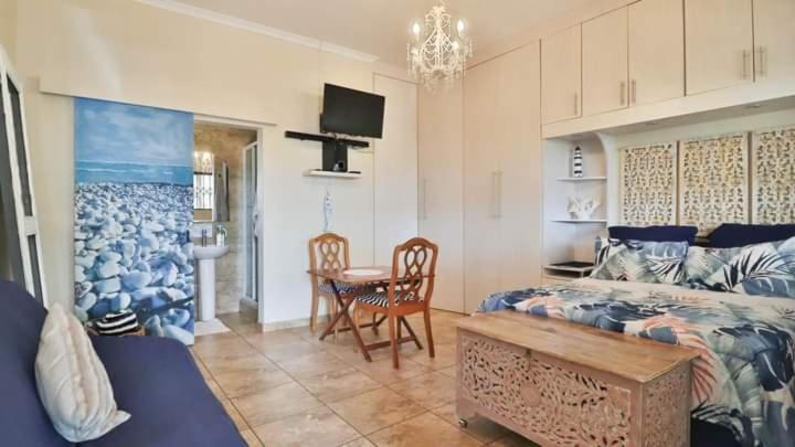 One-Bedroom Apartment - Photo 2