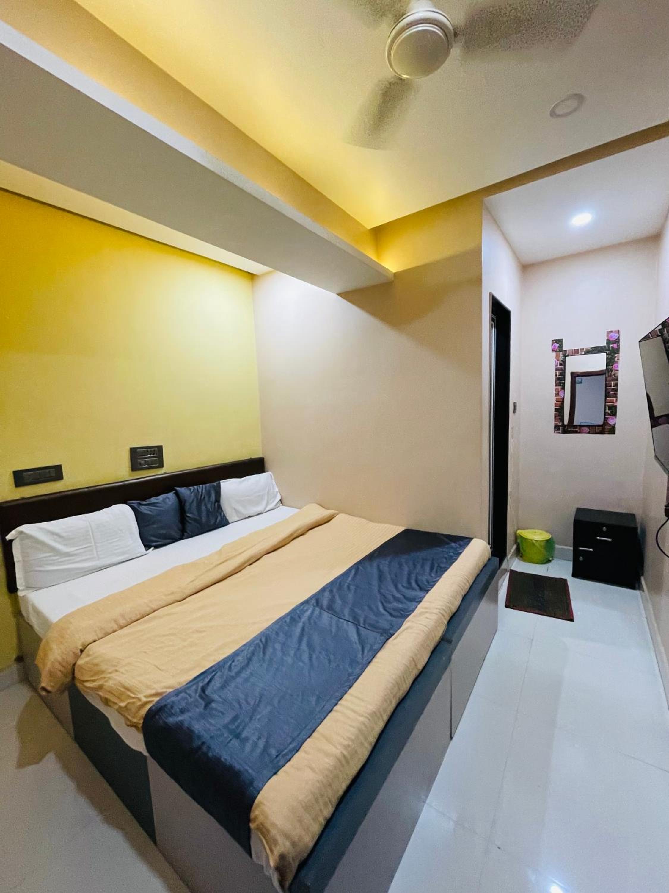 Deluxe Double Room (2 Adults + 1 Child)
